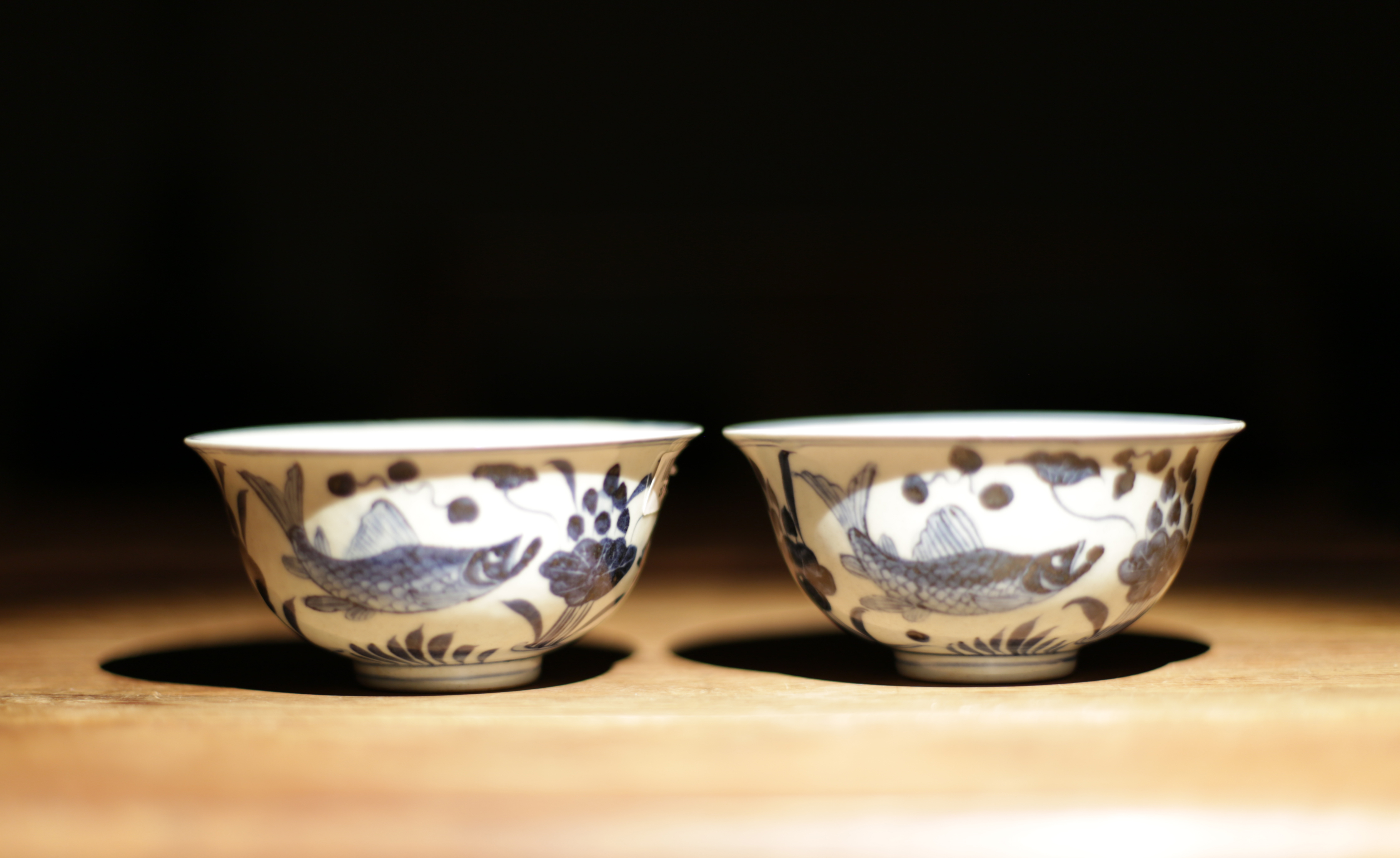 清末青花鱼戏纹饰碗一对瓷