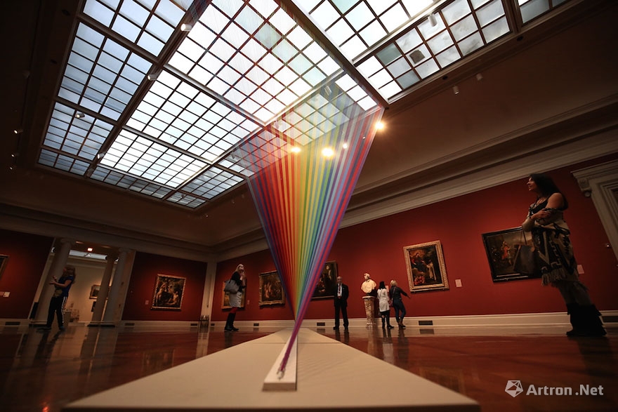 博物馆出现最美人造彩虹 用上千种颜色的棉线制成