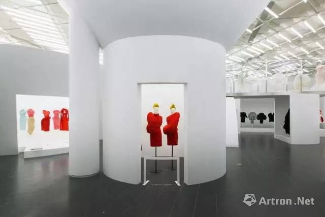 看展 | 川久保玲：从巴黎到大都会博物馆，一位国际设计大师是如何炼成的？