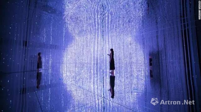 当前最炙手可热的新媒花舞森林与未来游乐园”展览现场体艺术团体teamLab在中国的首次大型个展“花舞森林与未来游乐园”正在佩斯北京展出。