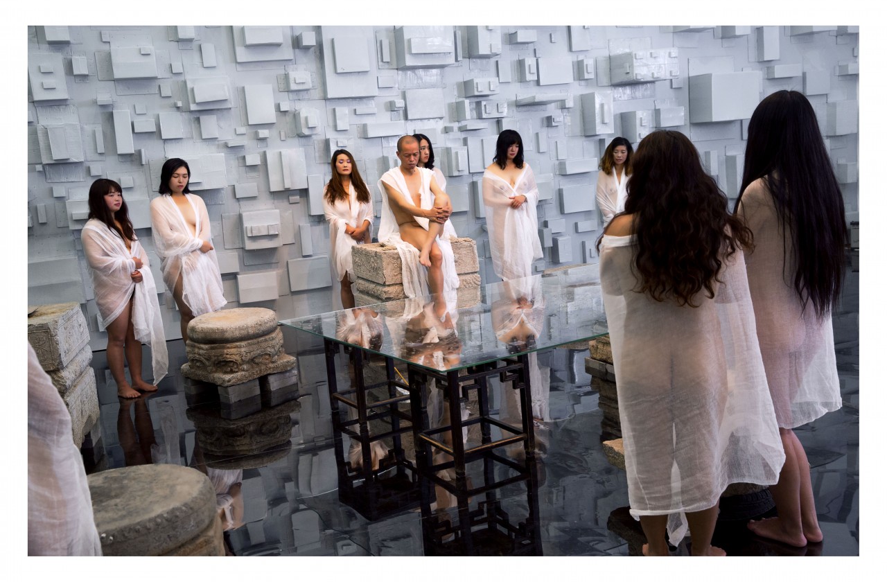 下一件《怀风抱露》过程:在2015年10月31日,何云昌用毛笔蘸清水滴洒