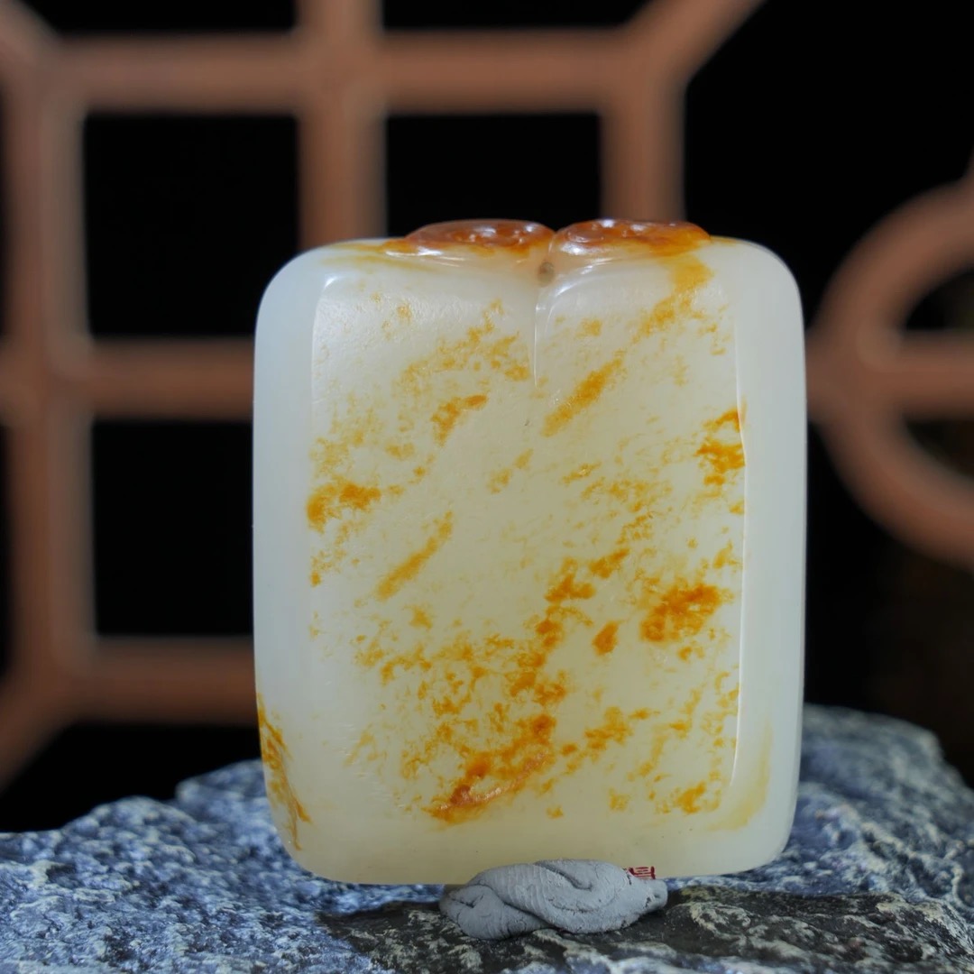 辈辈封侯和田玉满洒金皮无事牌 