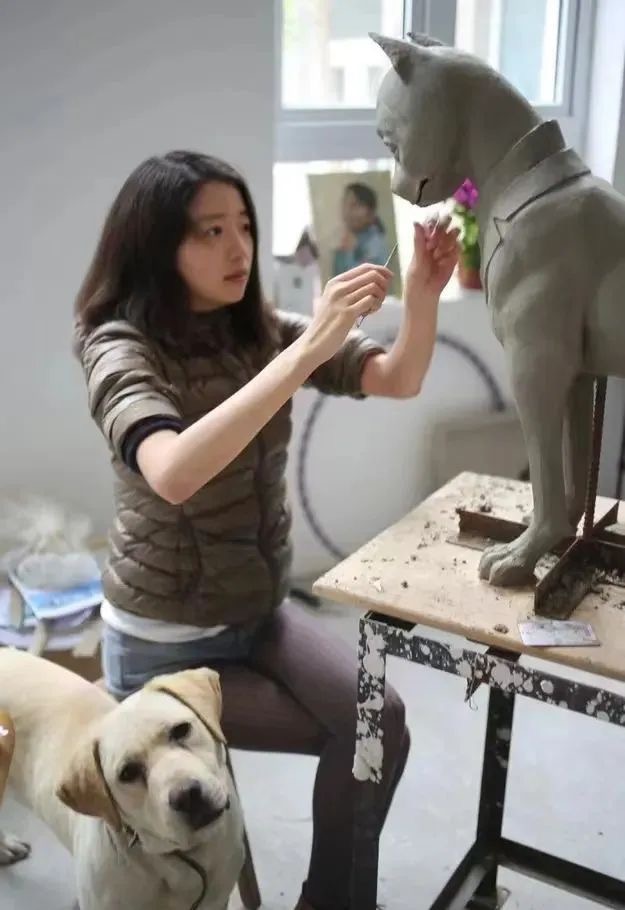 关于艺术家杨纳,2002年毕业于四川美术学院附中,2006年毕业于四川美术