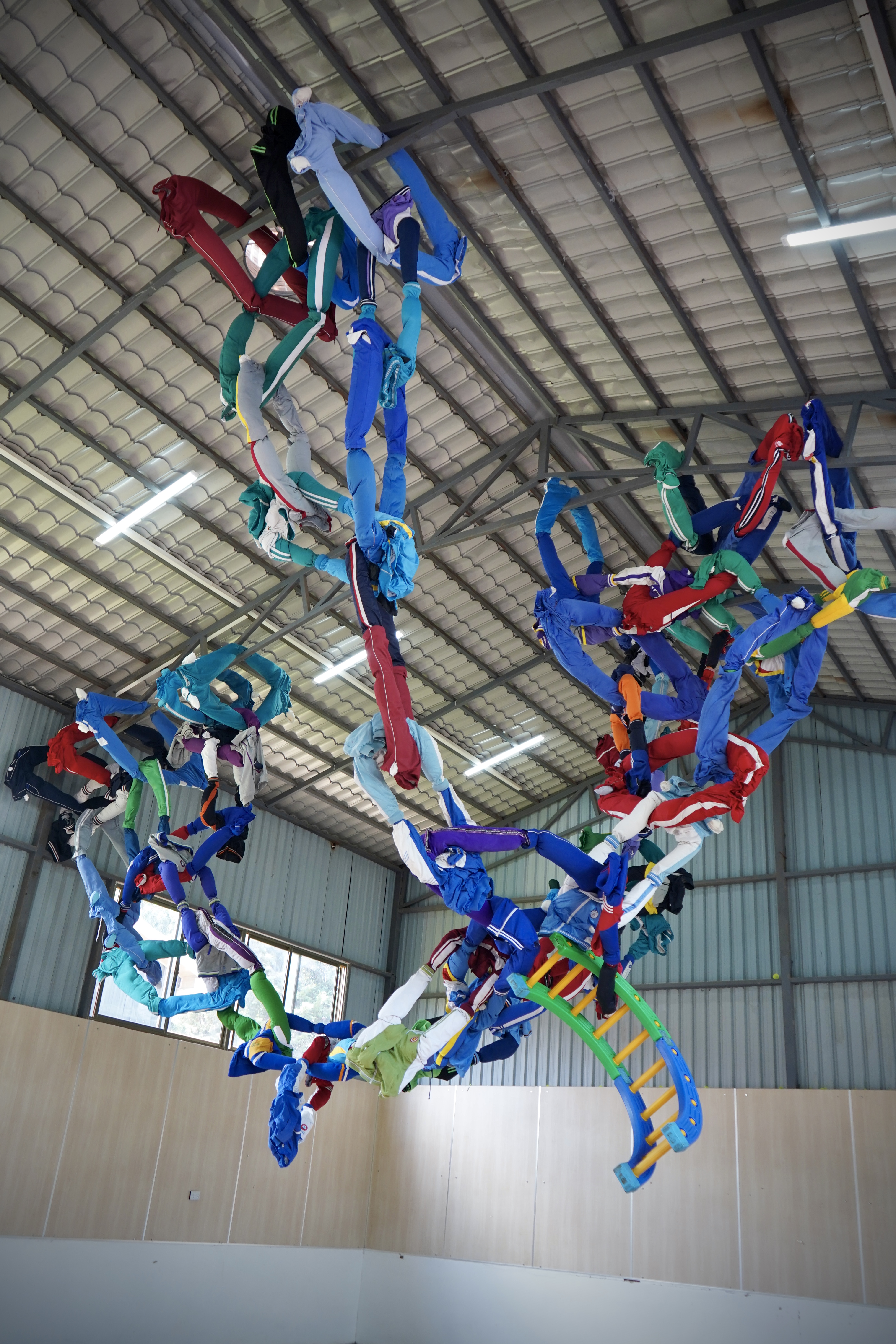 自由自我与身份的跨文化表达麦扬东非个展怀抱holdmei