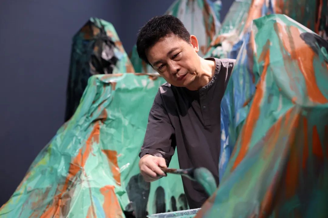 洪波旅美画家,立足中国画传统,熔古出新,以"用中国画画美国山水"的