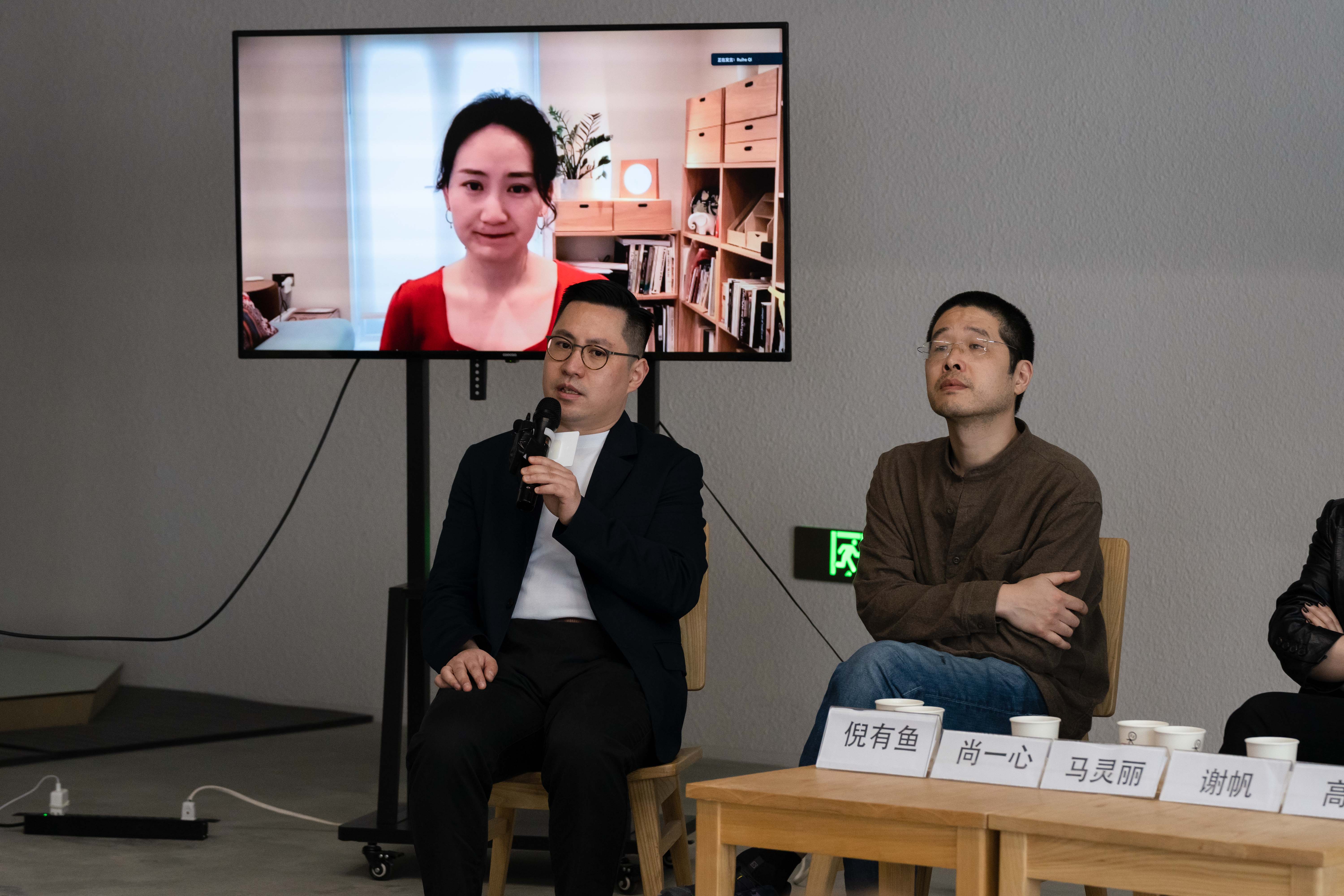 倪有鱼 为 现场嘉宾进行导览摄影:aluan参展艺术家沈凌昊,徐累,谢帆