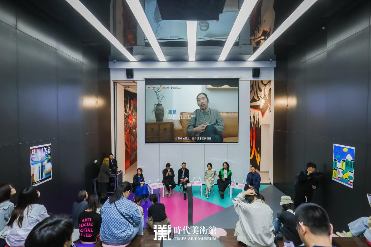 论坛现场主持人,时代美术馆执行副馆长刘威威邀请"感官共域"执行策展