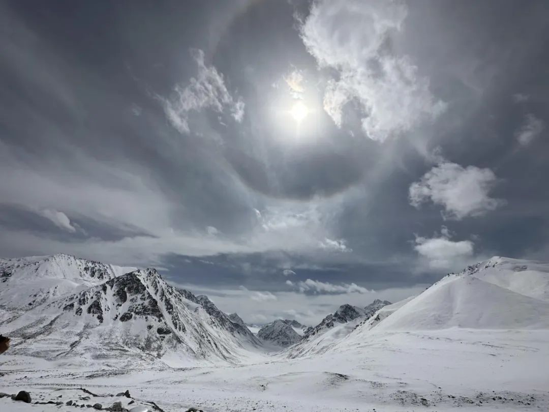 這樣的雪山,這樣的藍天,怎麼可能不住著神仙呢,是不是?