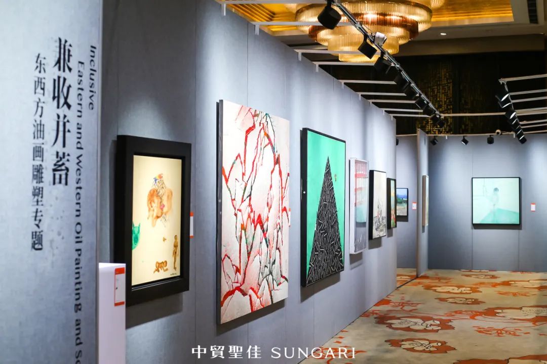 相较此次拍卖会独具一格的选品,展厅内部的布置也颇具匠心.