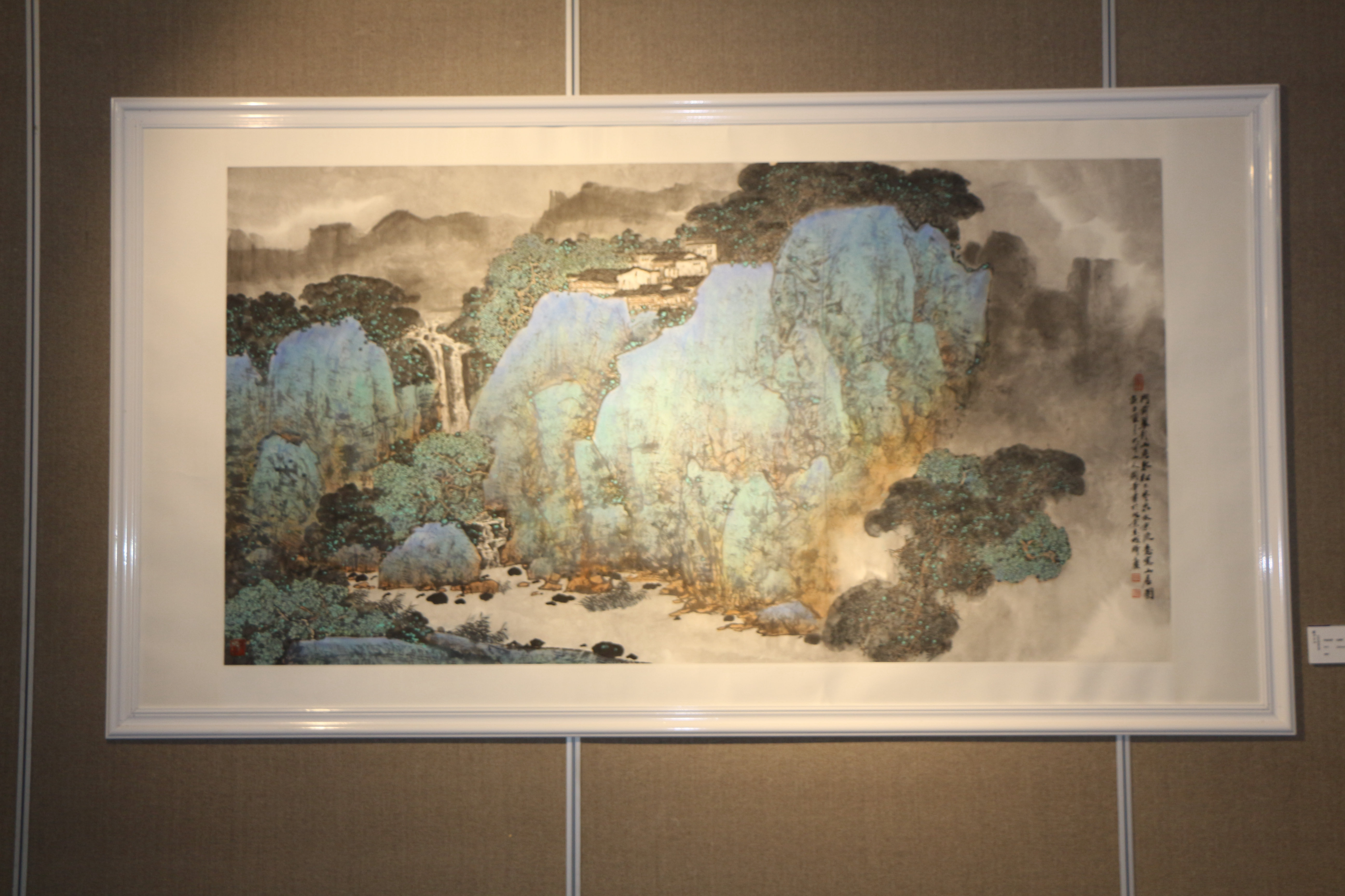 协会会员,中国工笔画学会理事,国家一级美术师,中国黄果树书画院院长