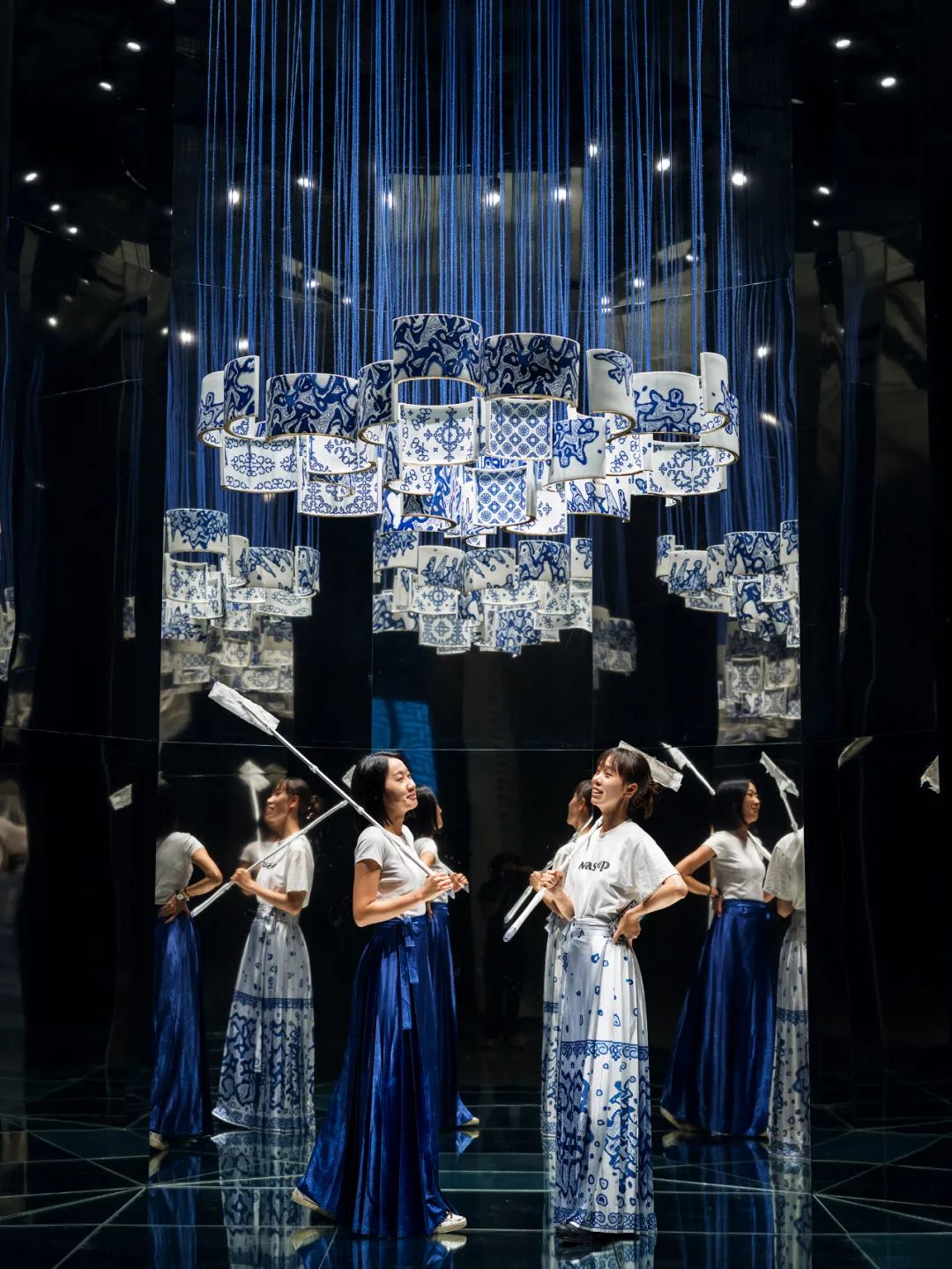 《花的三重境》艺术作品创作团队:总指导朱乐耕首席艺术家朱阳团队