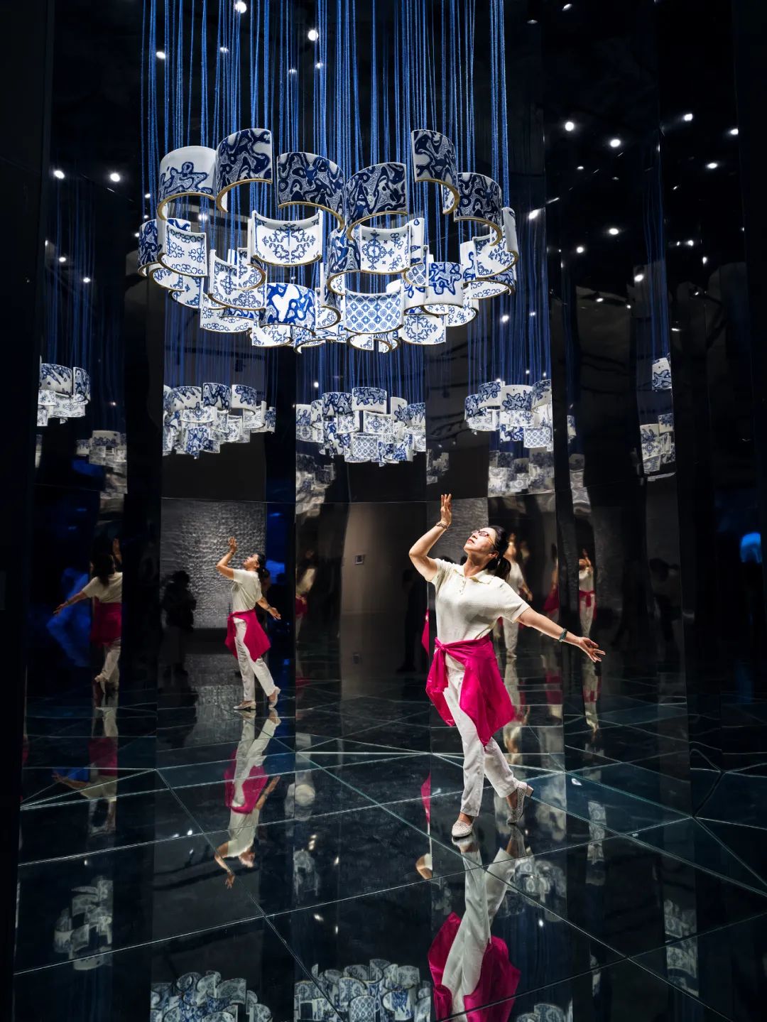 《花的三重境》艺术作品创作团队:总指导朱乐耕首席艺术家朱阳团队