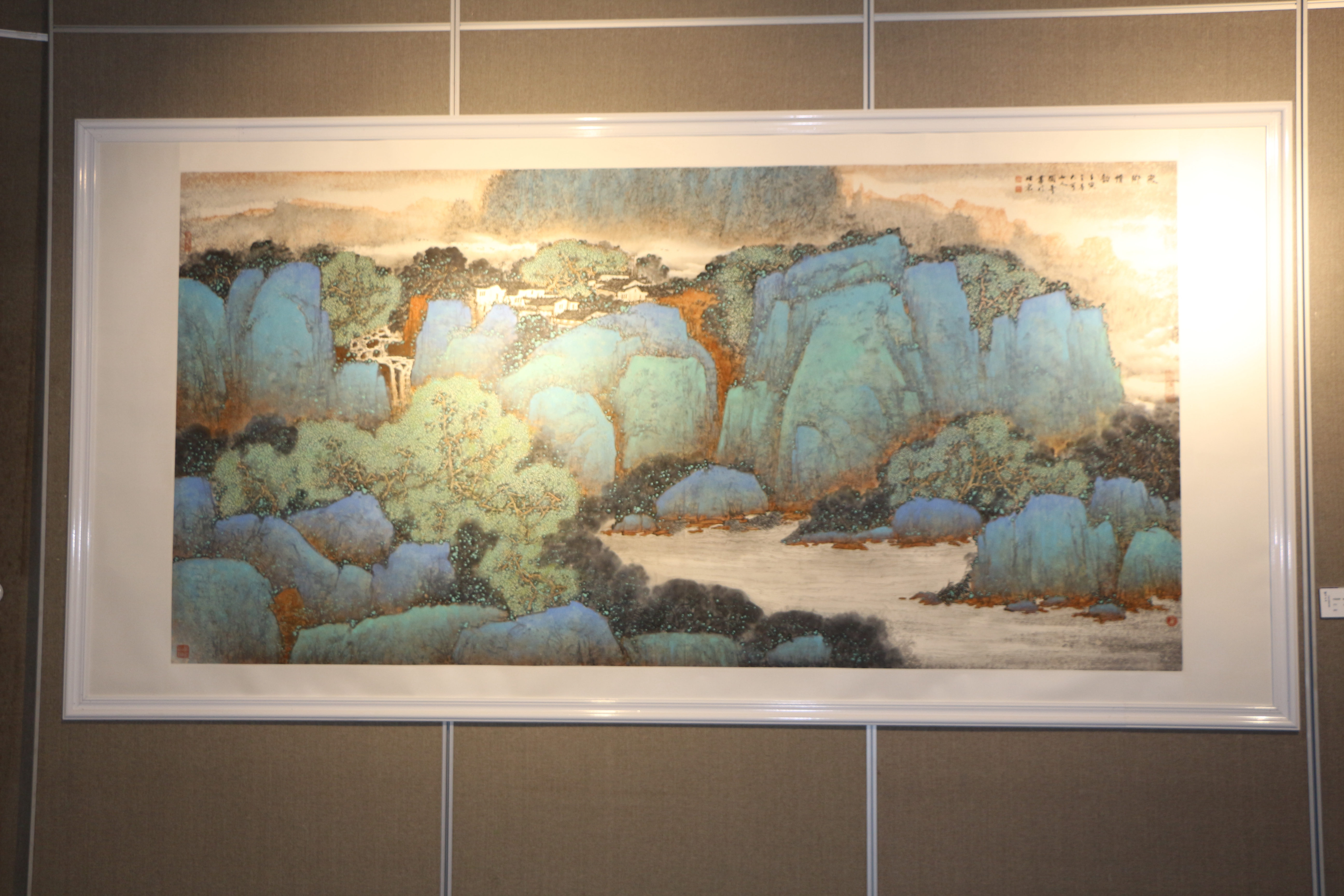 协会会员,中国工笔画学会理事,国家一级美术师,中国黄果树书画院院长