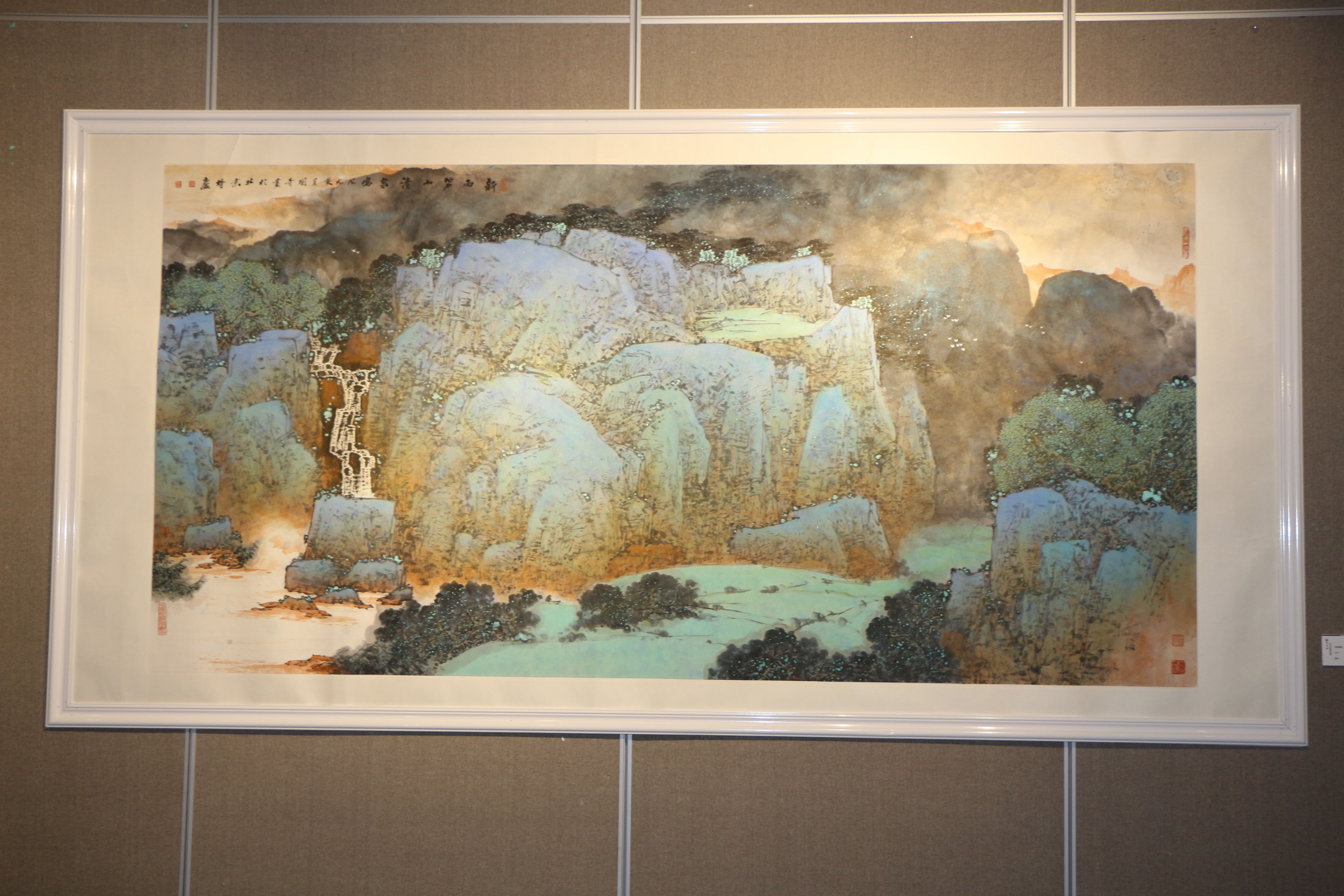 协会会员,中国工笔画学会理事,国家一级美术师,中国黄果树书画院院长