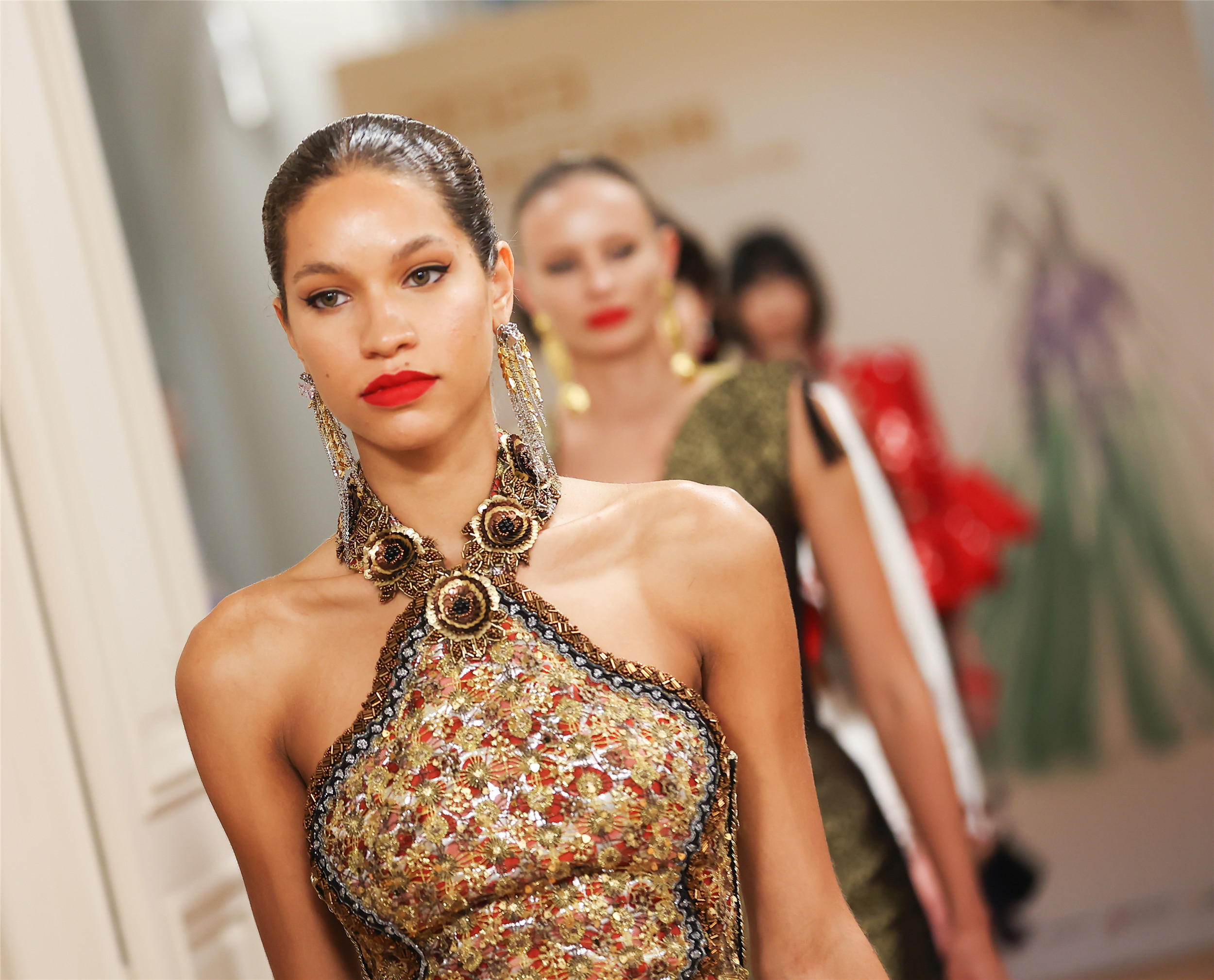 巴黎中国文化中心2023中法时装周开幕大秀,展出国际著名服装设计师