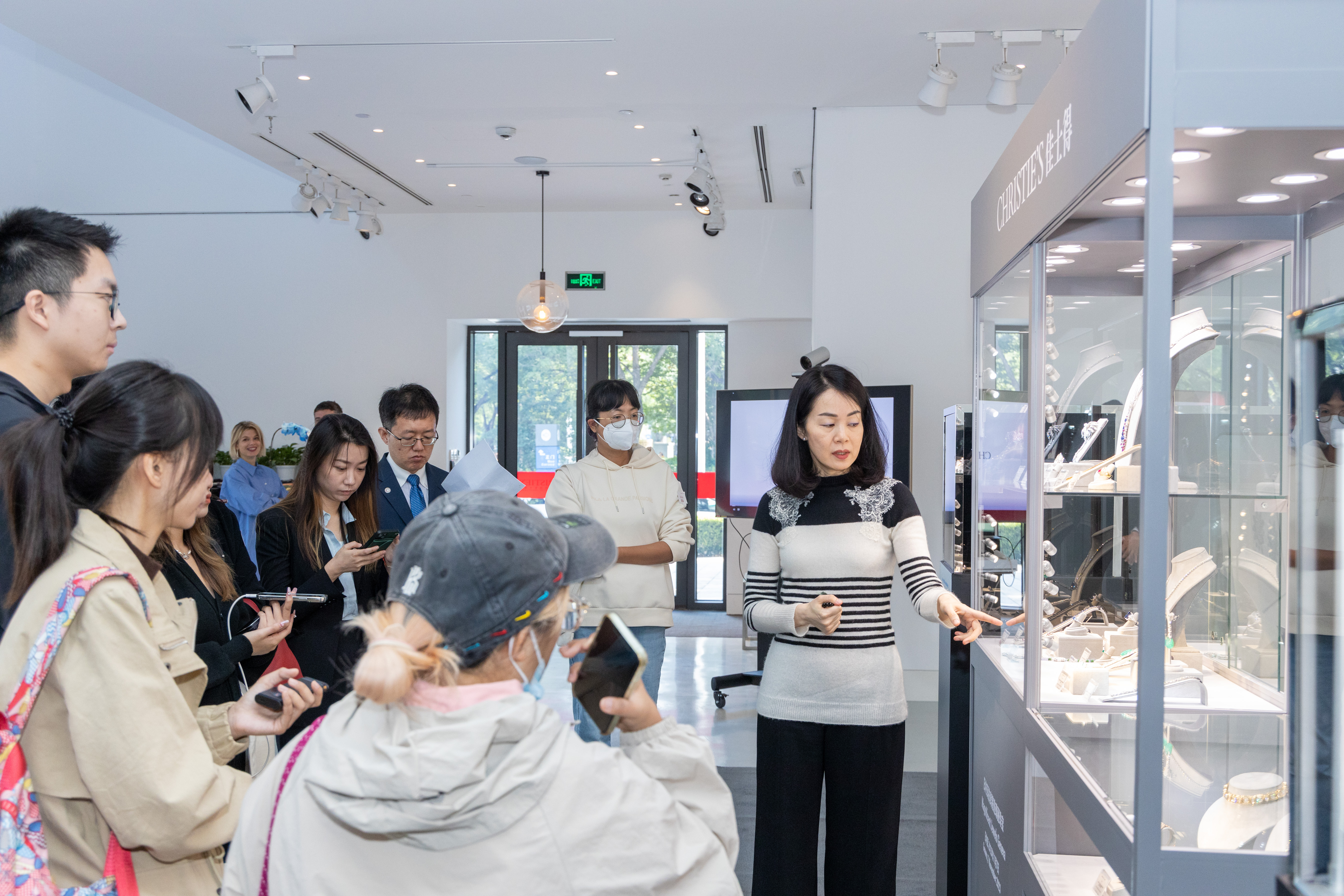 佳士得日内瓦拍卖精选瑰丽珠宝北京预展现场这颗稀世之珍被切割和打磨