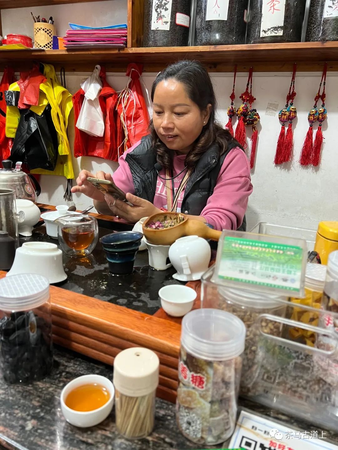 拿出自家产的香烟递给舒先生,舒先生习惯的查看香烟的产地名牌,小江说