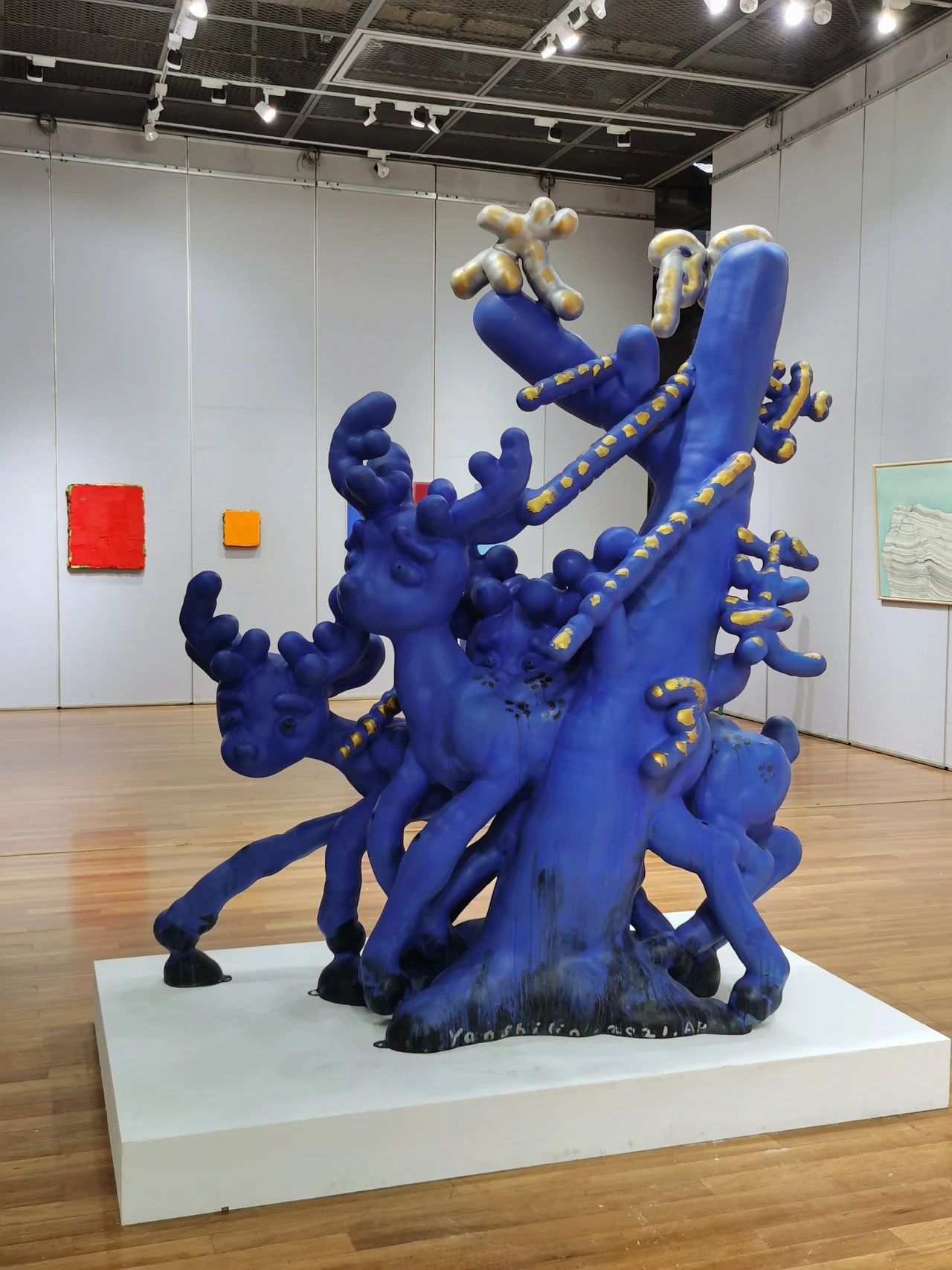 造型源自于漫画或童话卡通的视觉记忆,在美丽静止的外表之下却是艺术