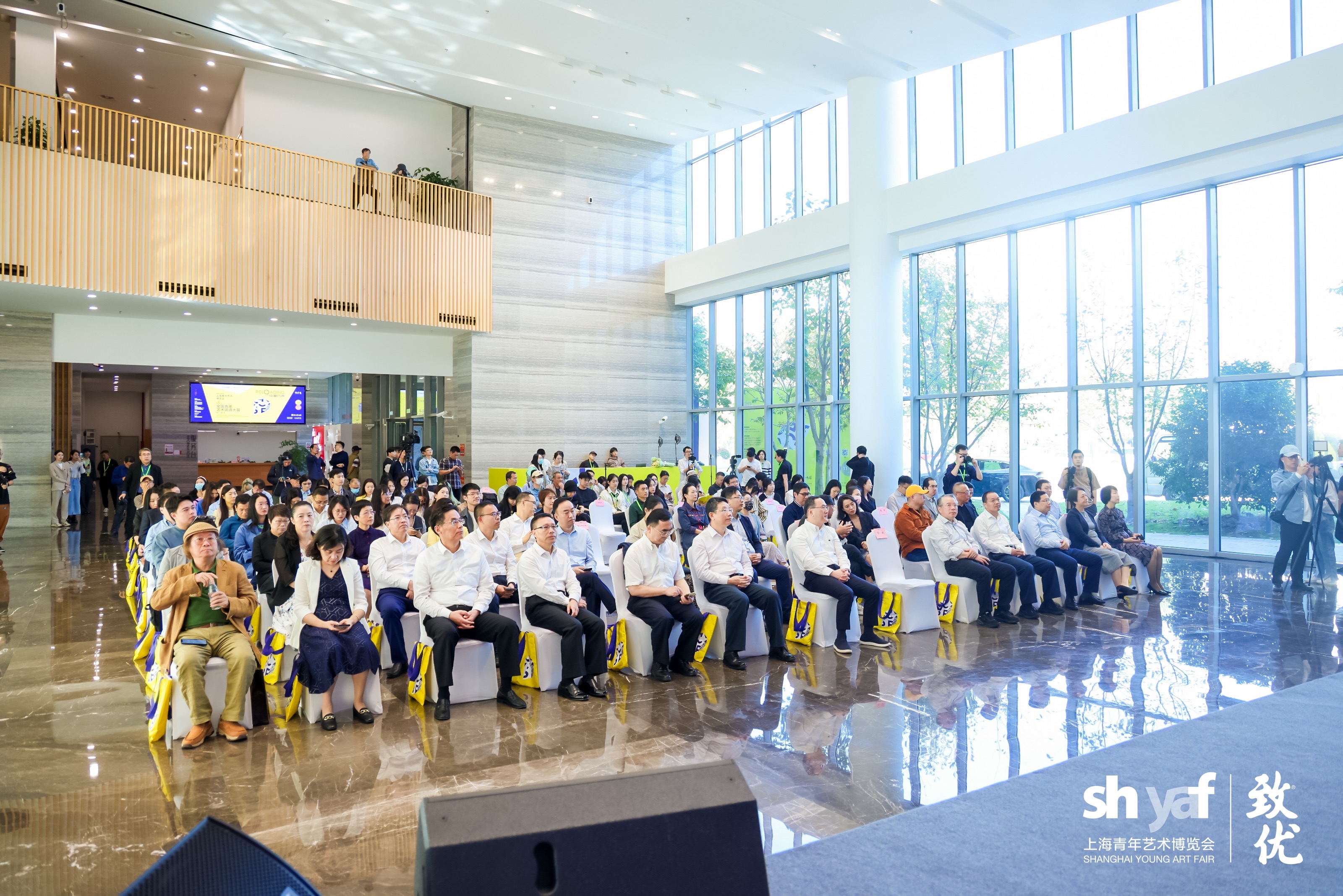 雅昌现场虚实结合一城两展电量已满2023第九届上海青年艺术博览会亮相