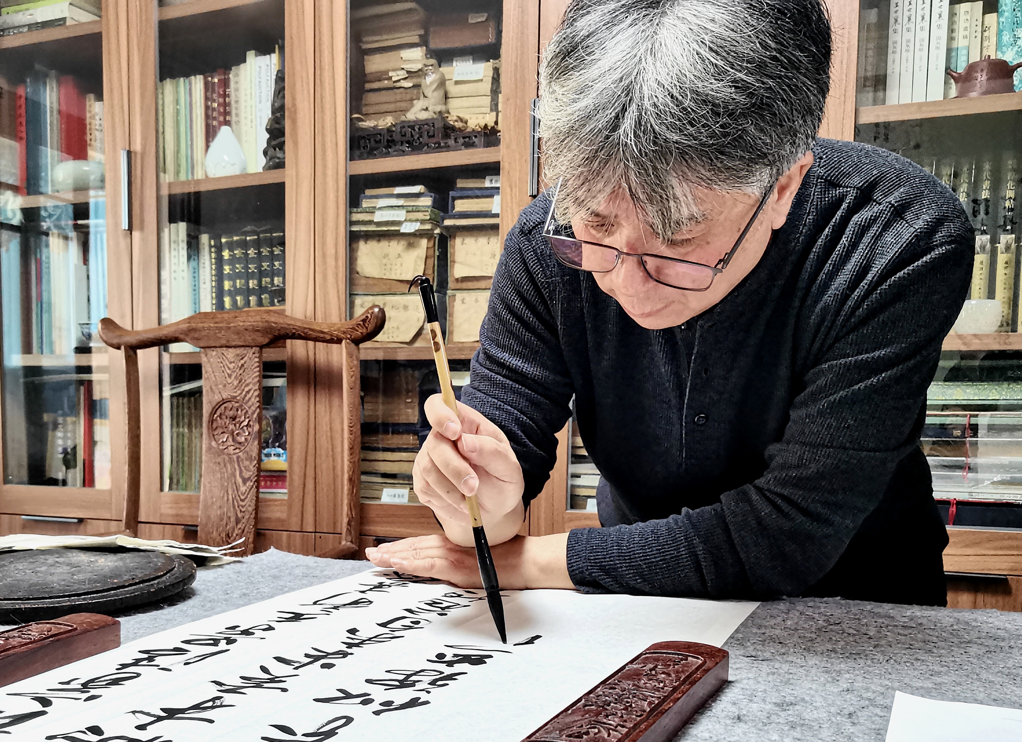 拂袖入山林侯及名段国强书画手卷展在保利艺术博物馆开幕