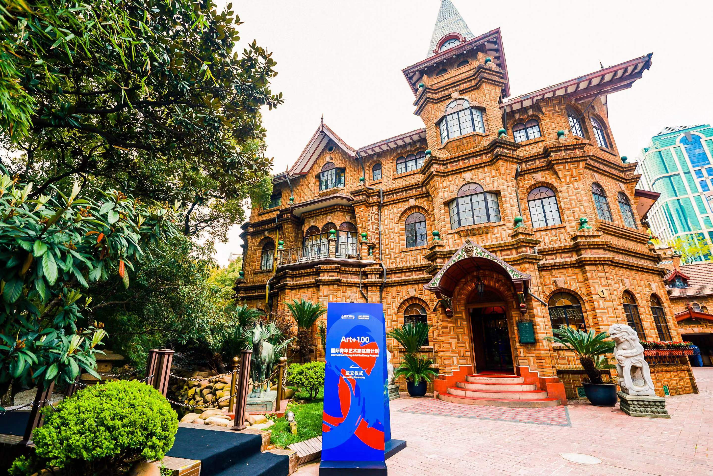 雅昌现场5年邀约100位艺术家入驻链接国际当代艺术生态art100国际青年