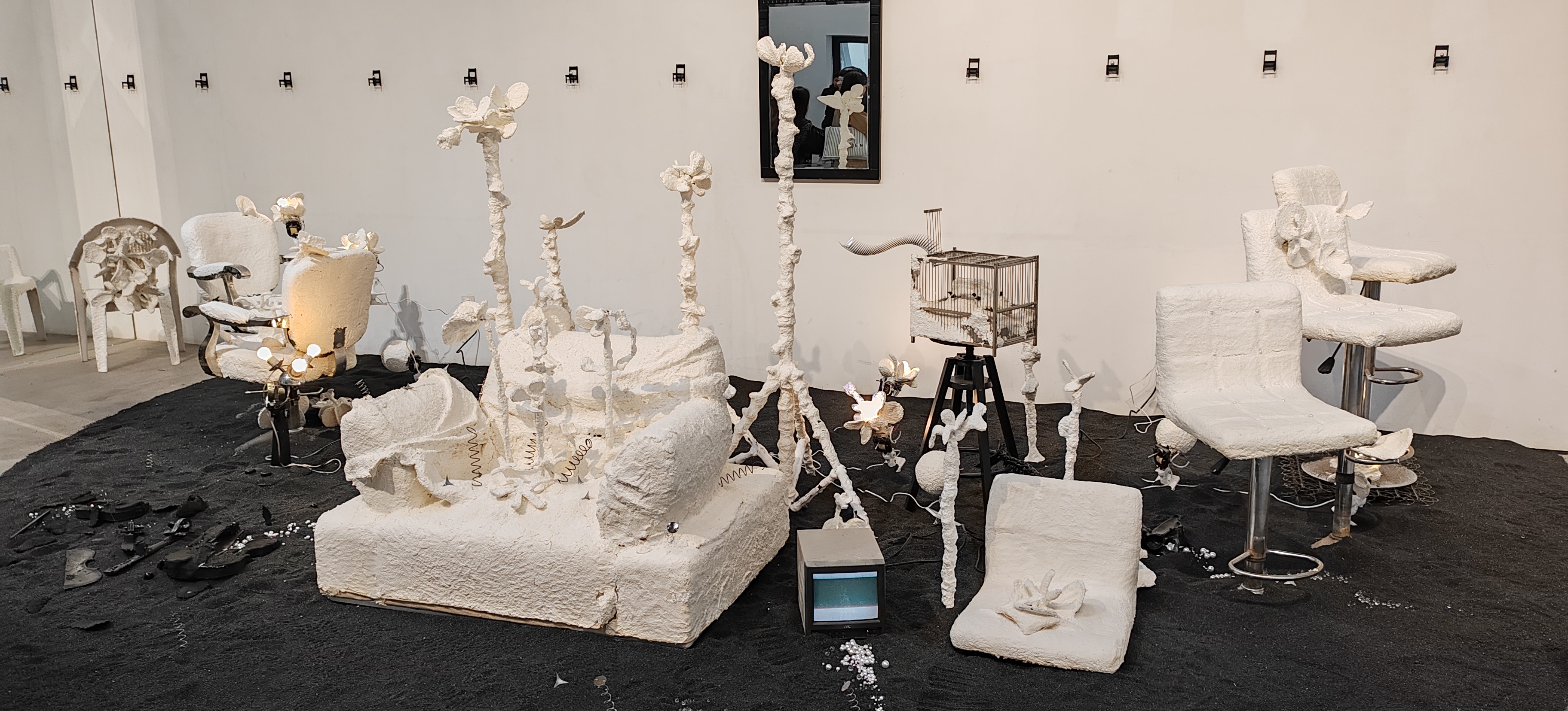 "房间里的椅子"展览的策展人/特邀参展艺术家,卢英英也在展览的最后