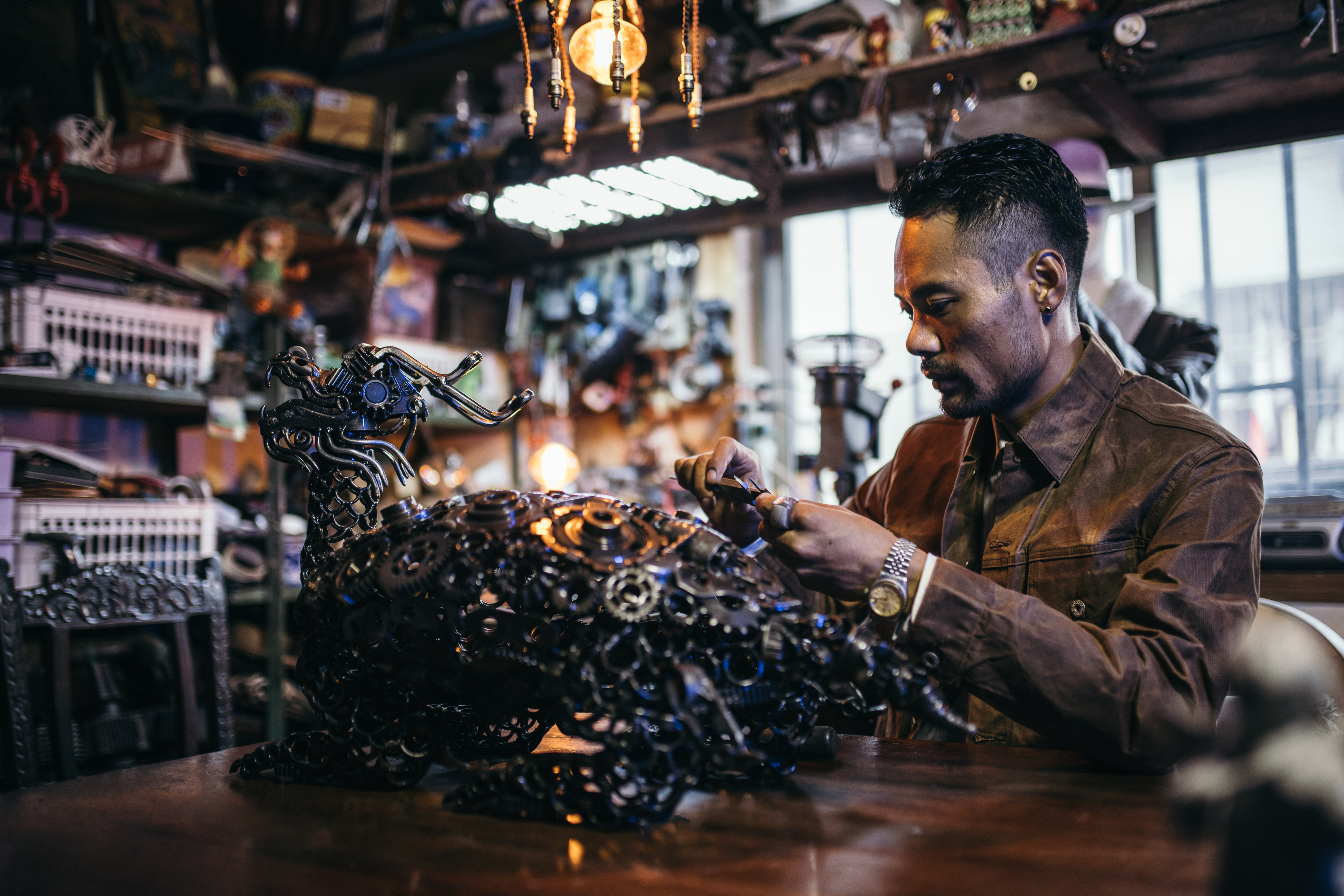 吴阳德的工作室就设在他位于奉贤区的修车行内,穿过堆满摩托车,电动车