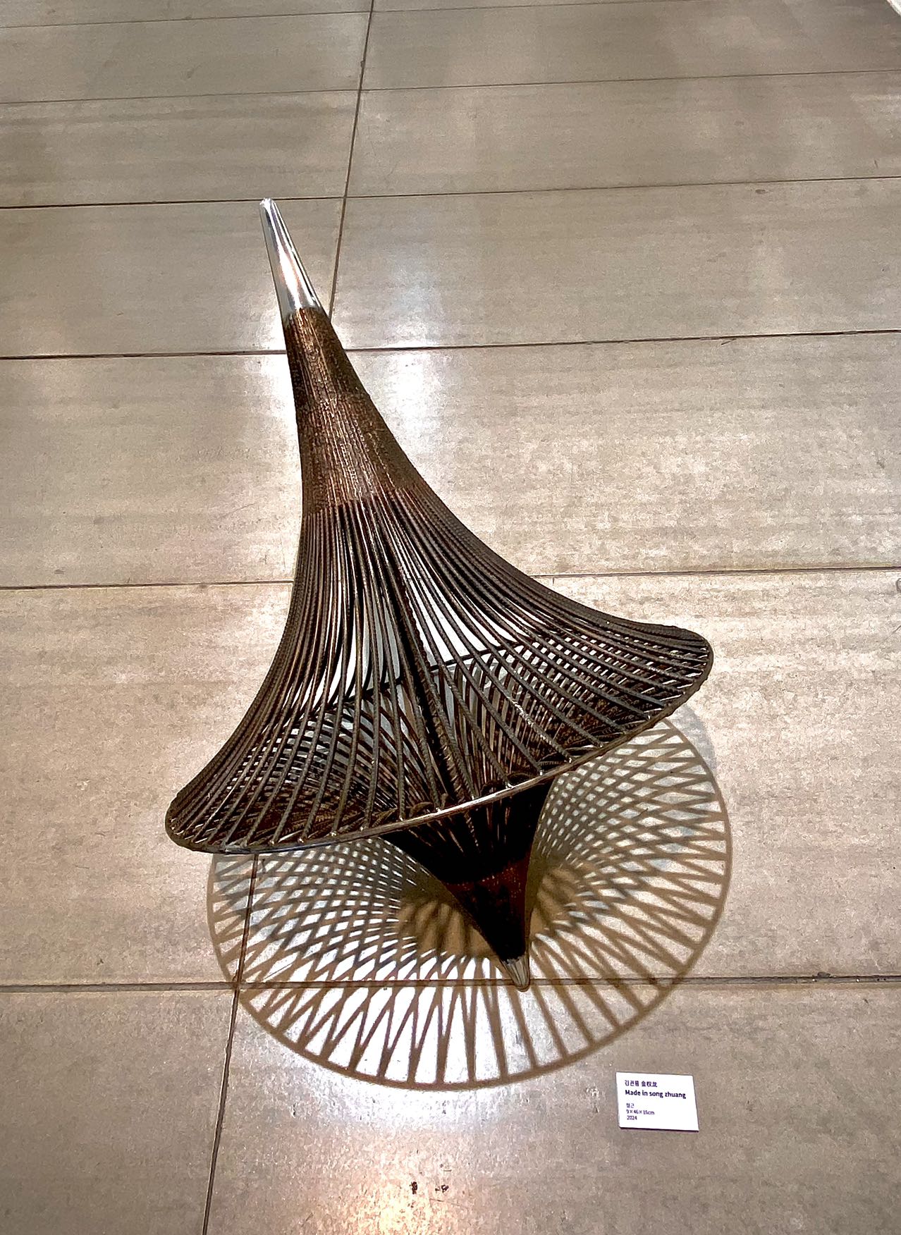 金权龙《点》     螺纹钢,道钉  23x19x19cm  2024年.