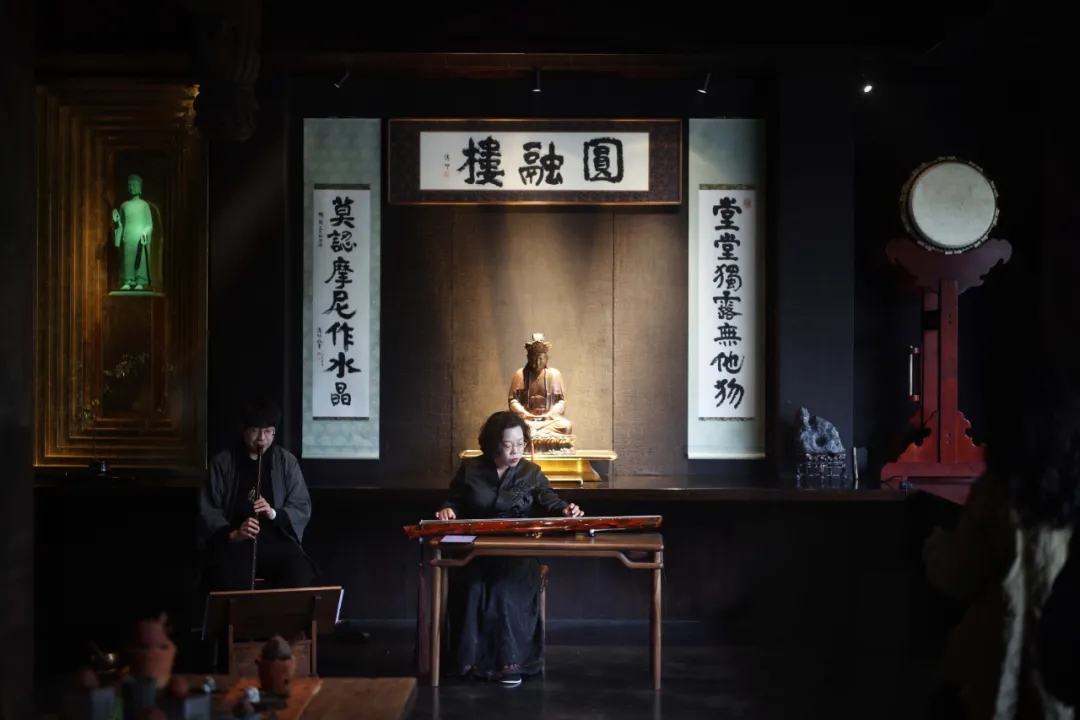 1954年于江西云居山出家,1955年受戒,亲近虚云老和尚,蒙授沩仰宗法系