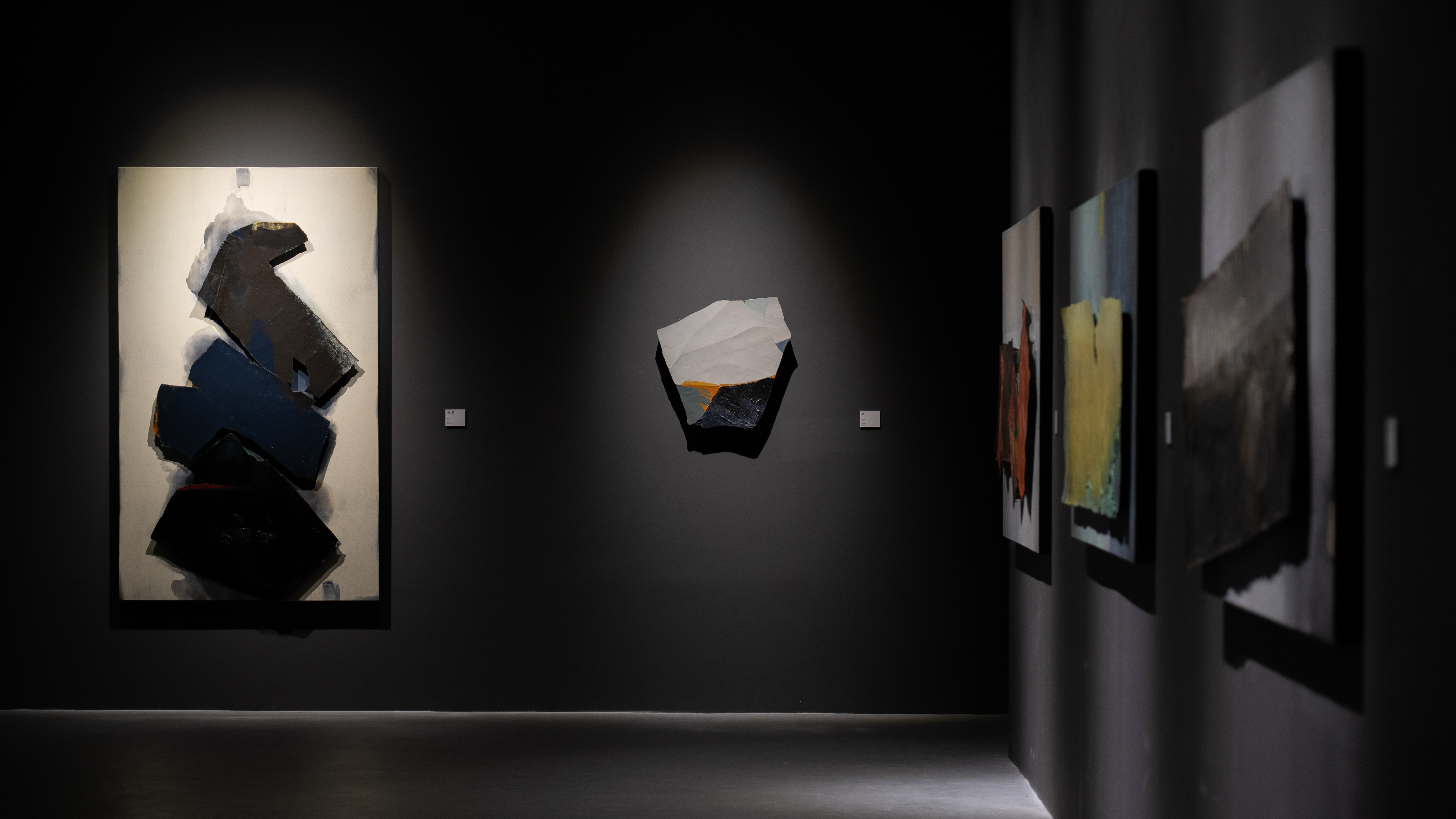 漆画边界的探索雾白孟祥勇作品展在上海叁柒贰叁美术馆展厅b开幕