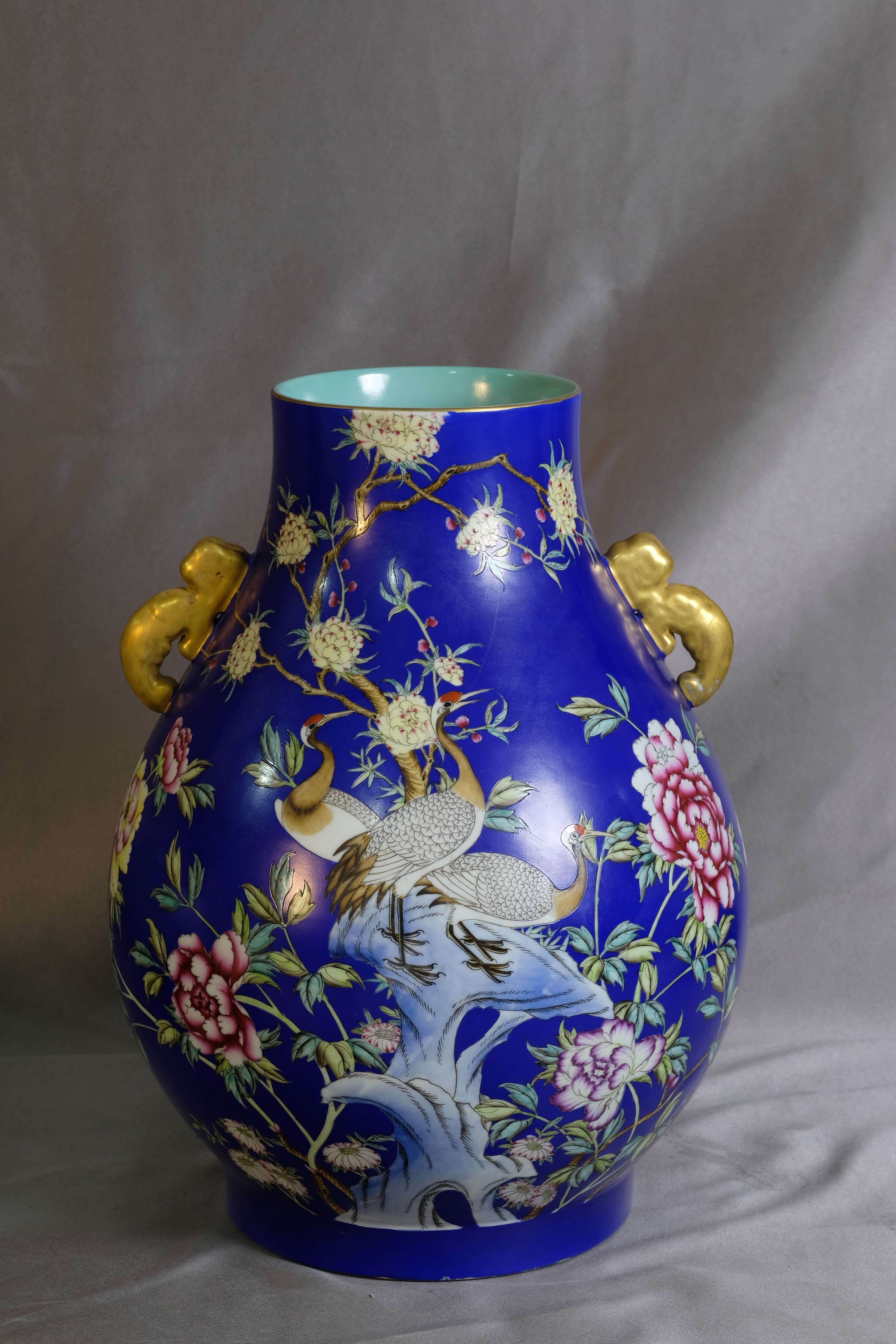 蓝地描金粉彩仙鹤花鸟福筒双耳尊