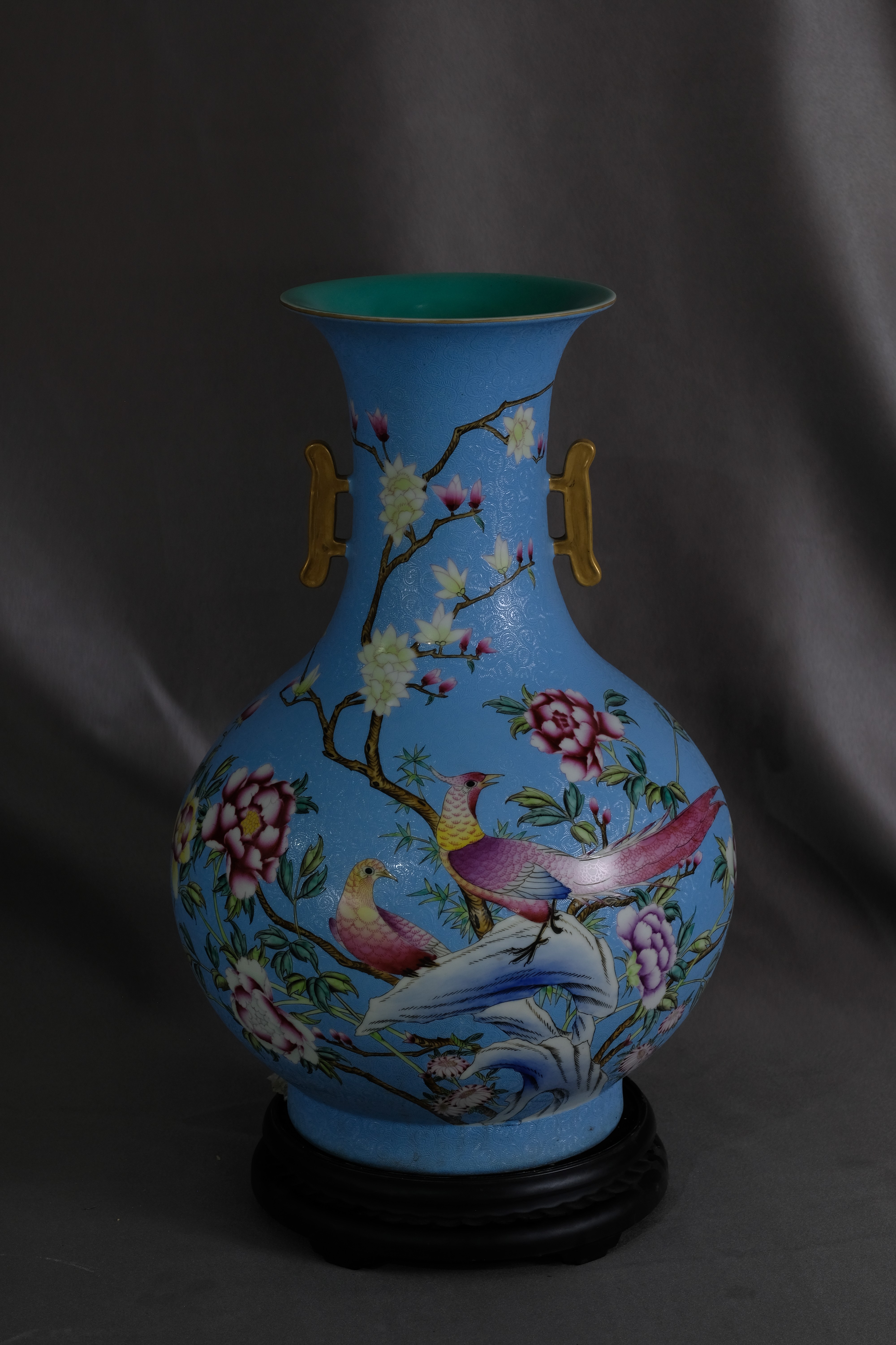 蓝地扒花描金粉彩花鸟双耳赏瓶