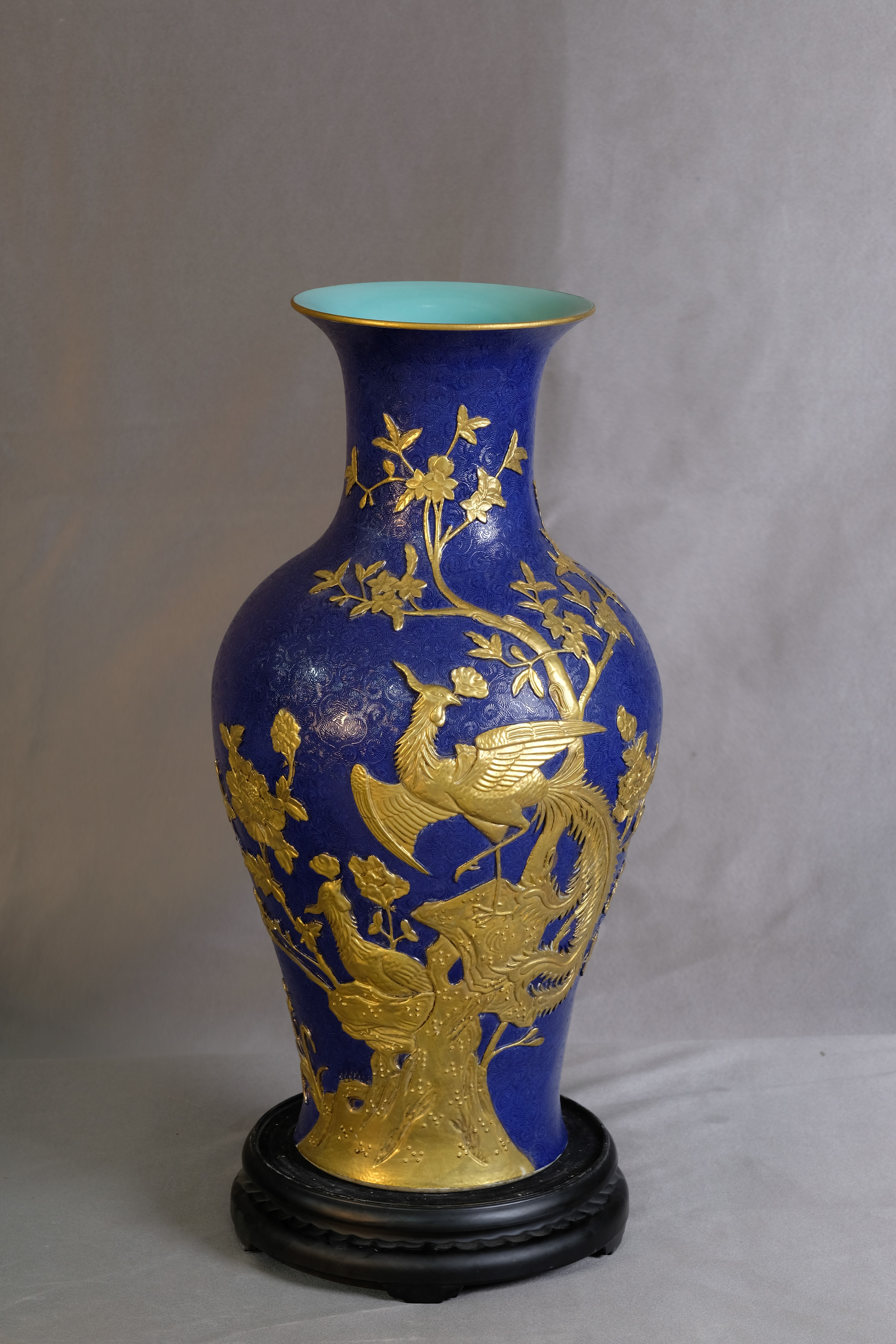 蓝地扒花雕刻描金花鸟赏瓶