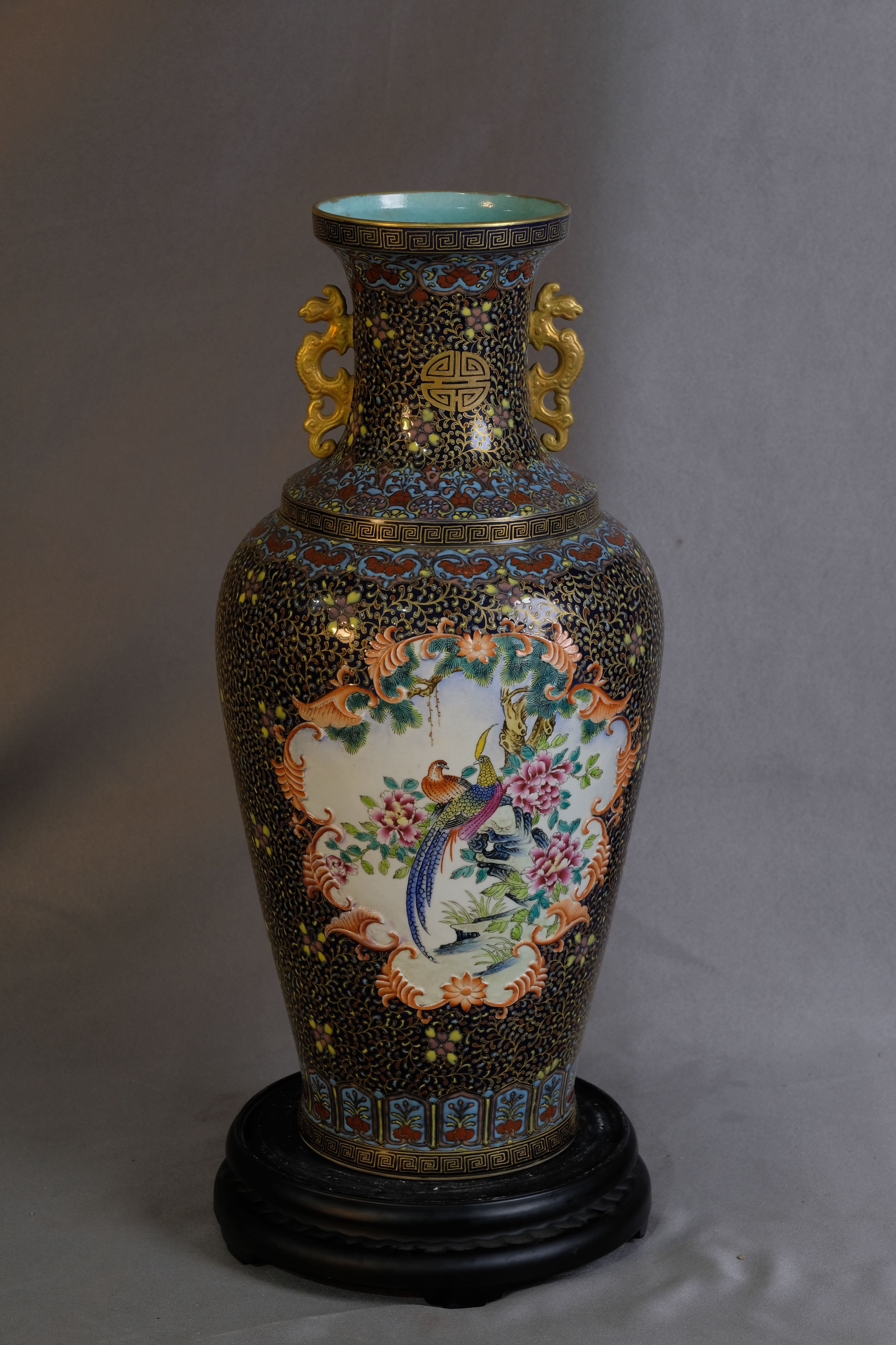 满地雕刻描金粉彩开窗花鸟双耳赏瓶