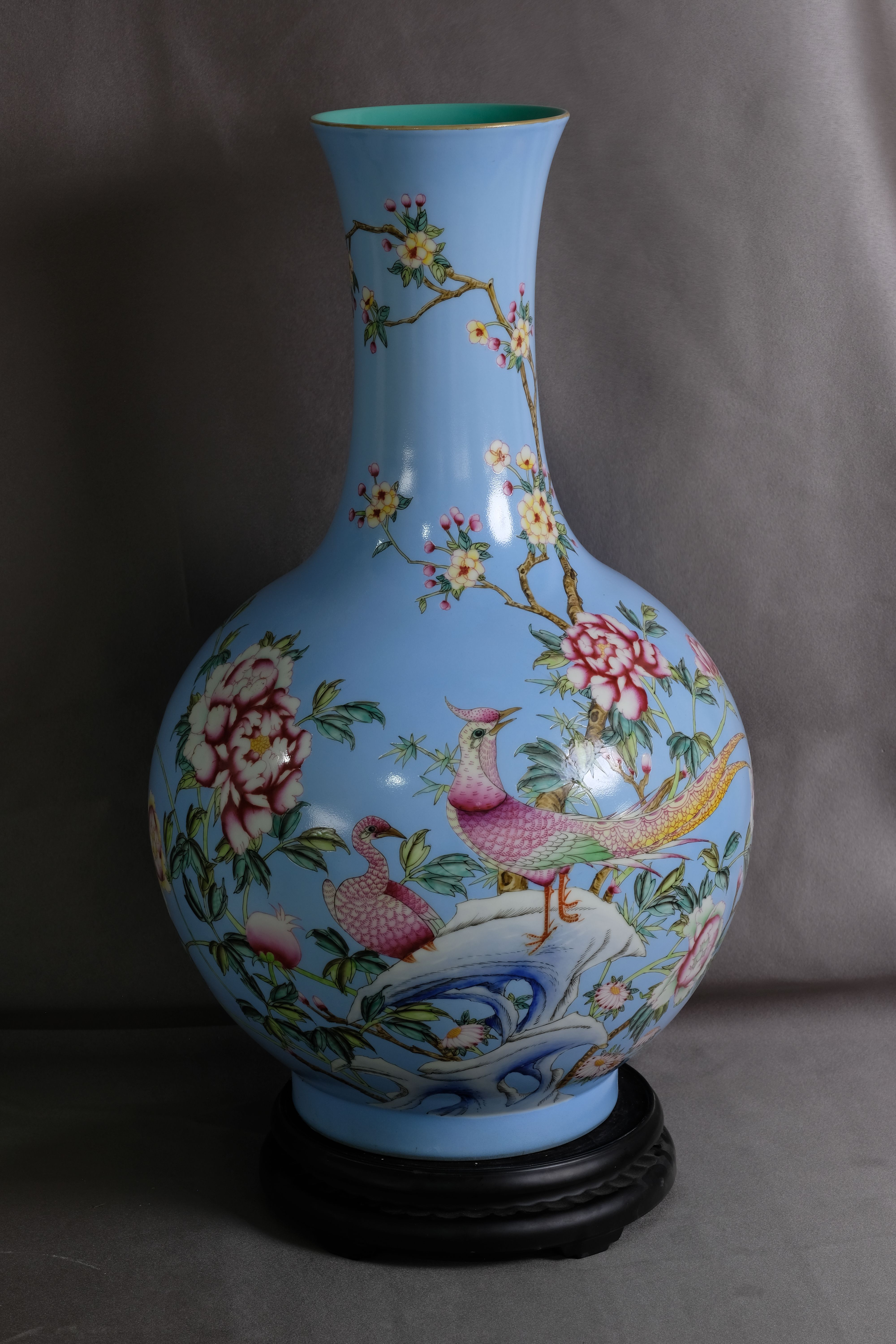 蓝地粉彩牡丹花鸟赏瓶