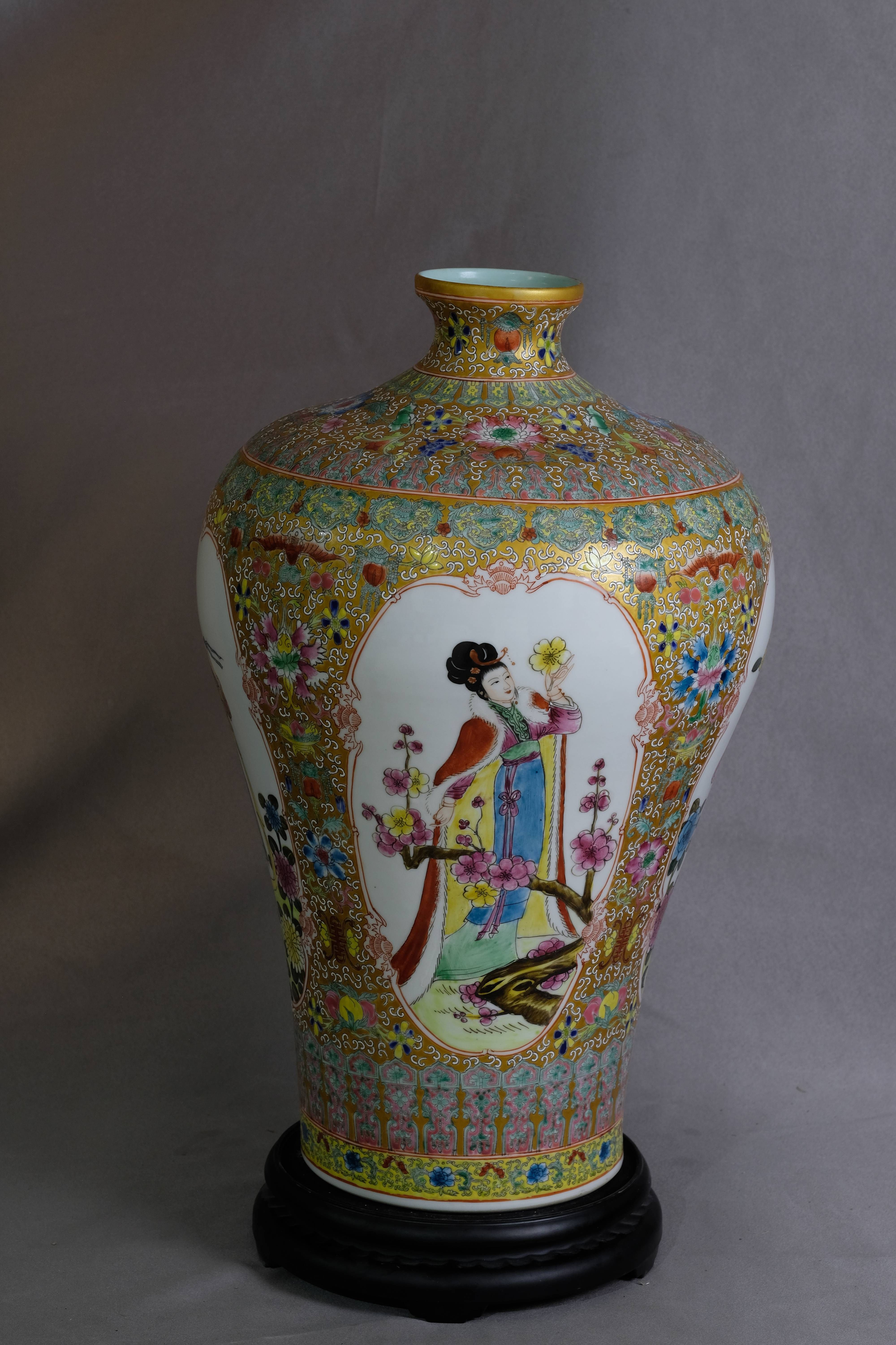 满地描金粉彩开窗人物仕女梅瓶