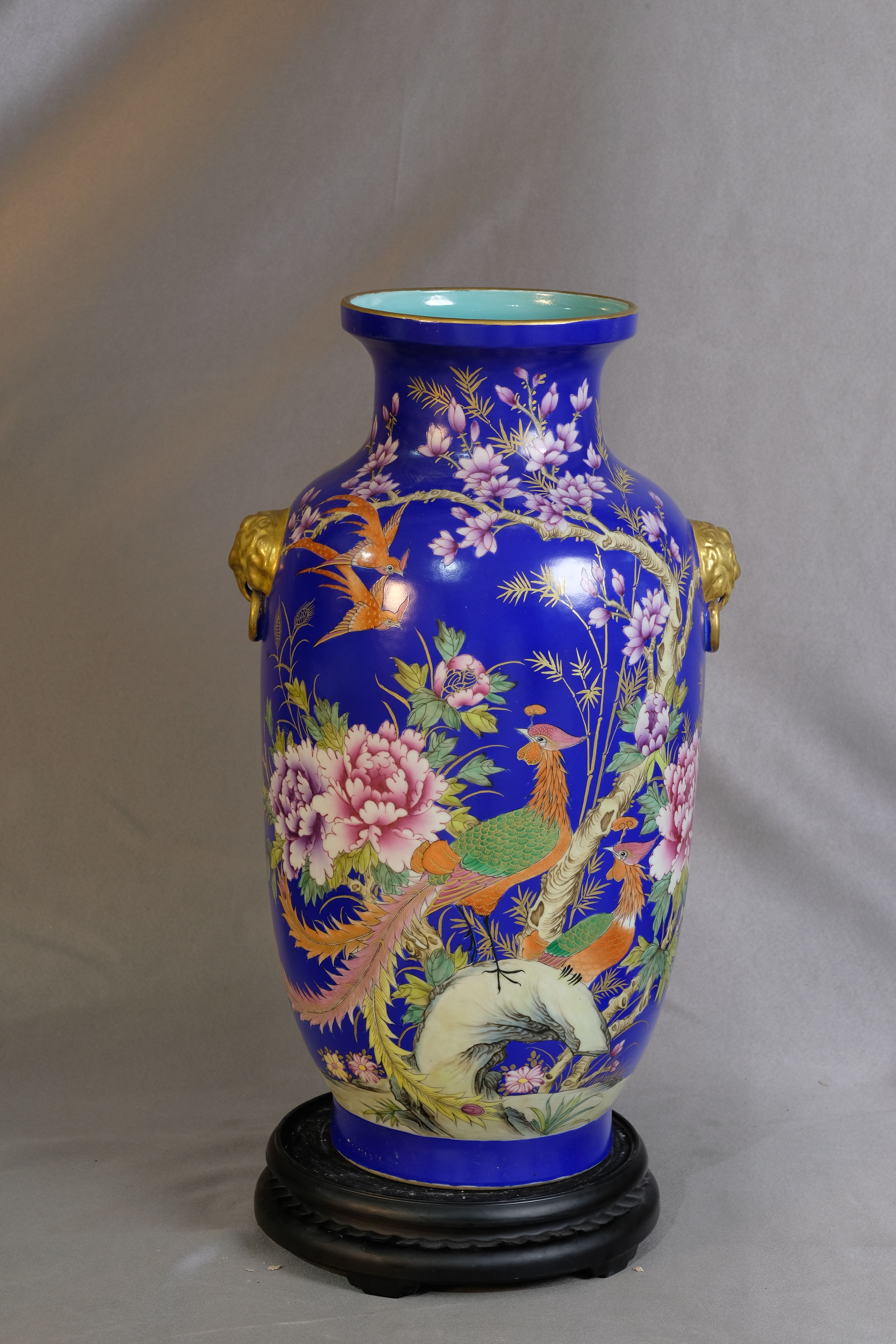 蓝地粉彩描金花鸟赏瓶