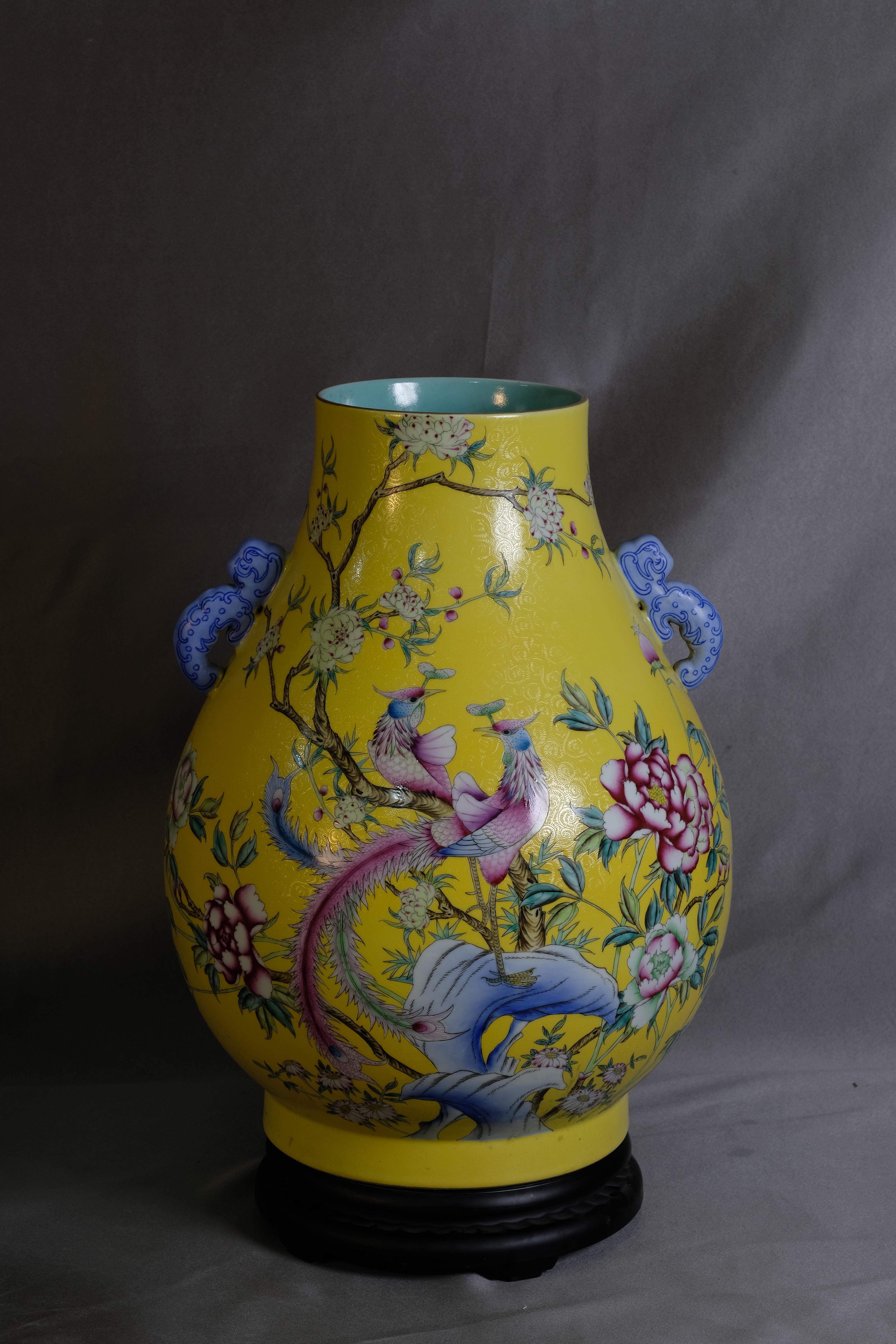黄地扒花凤凰牡丹花鸟双耳赏瓶