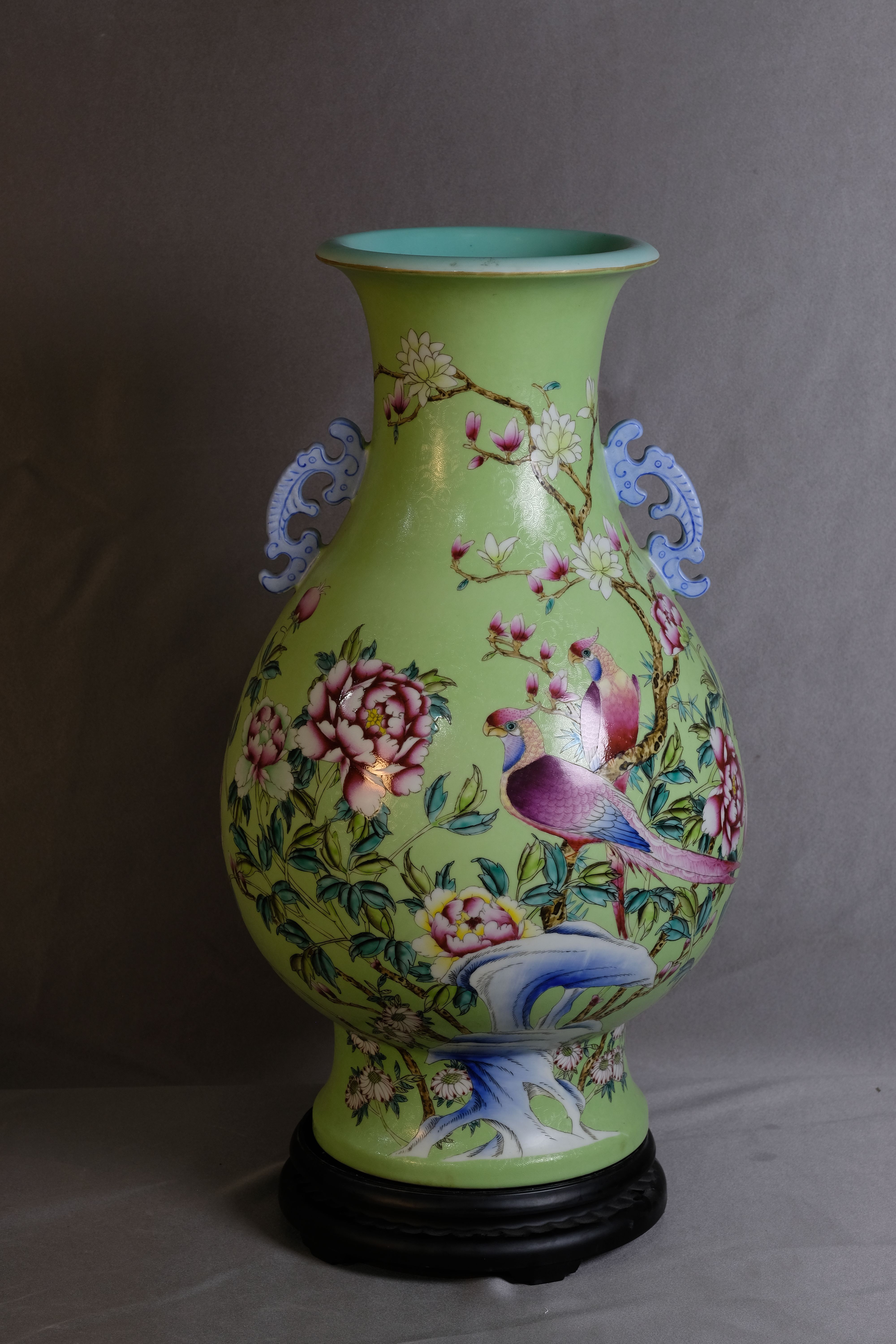 绿地扒花粉彩牡丹花鸟双耳赏瓶