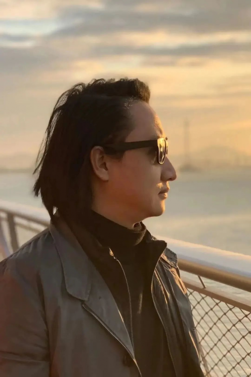 67  雷雷艺术家简介雷雷,独立艺术家,80 后,毕业于厦门大学生命科学