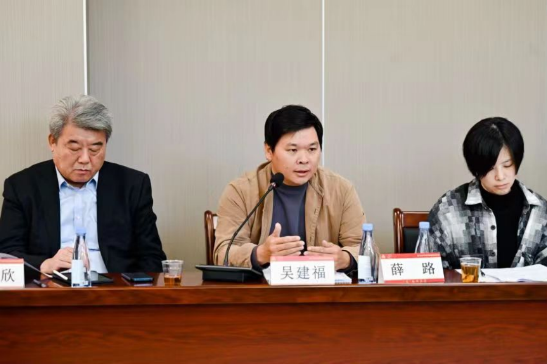 吴荣华介绍了诏安县浓厚的书画气氛,并分享了其作为漳州籍艺术家,受到