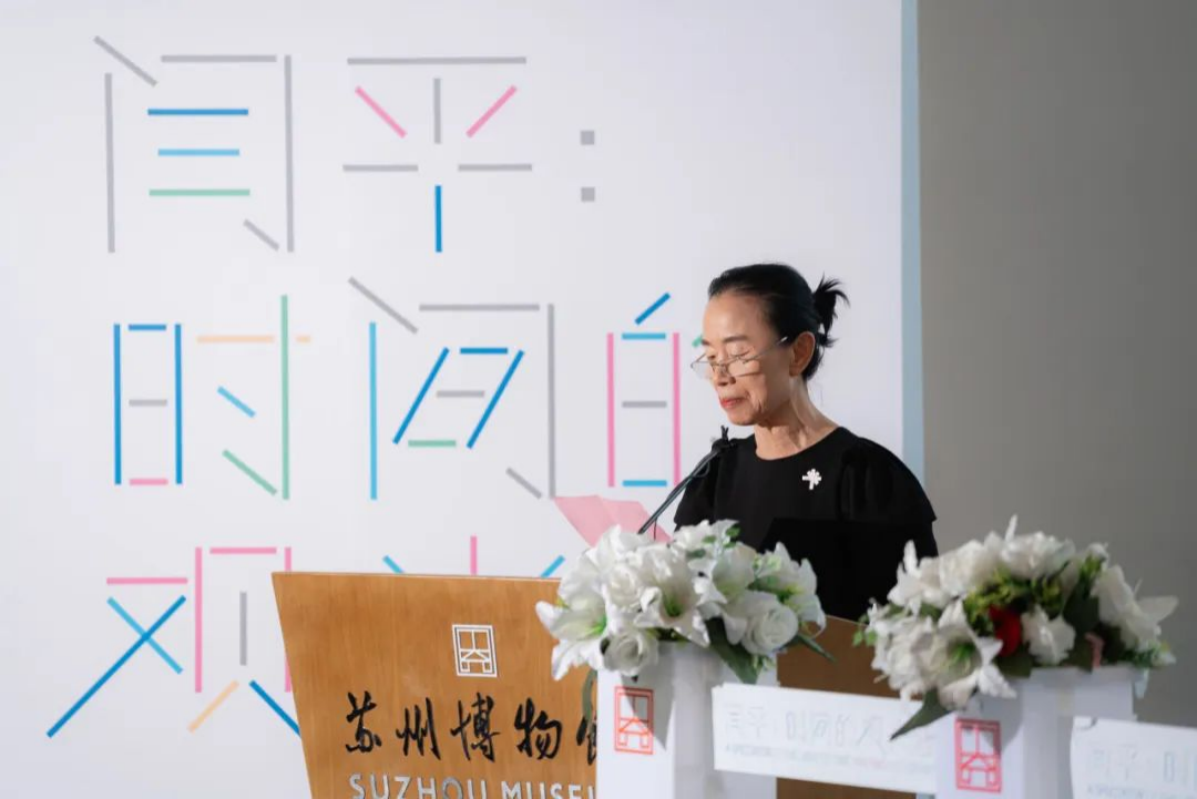 随后苏州博物馆馆长谢晓婷向艺术家闫平老师颁发捐赠证书.