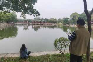 站在佔整個公園面積三分之一的玉鑑湖堤旁,眺望遠處的九曲橋迴欄和三