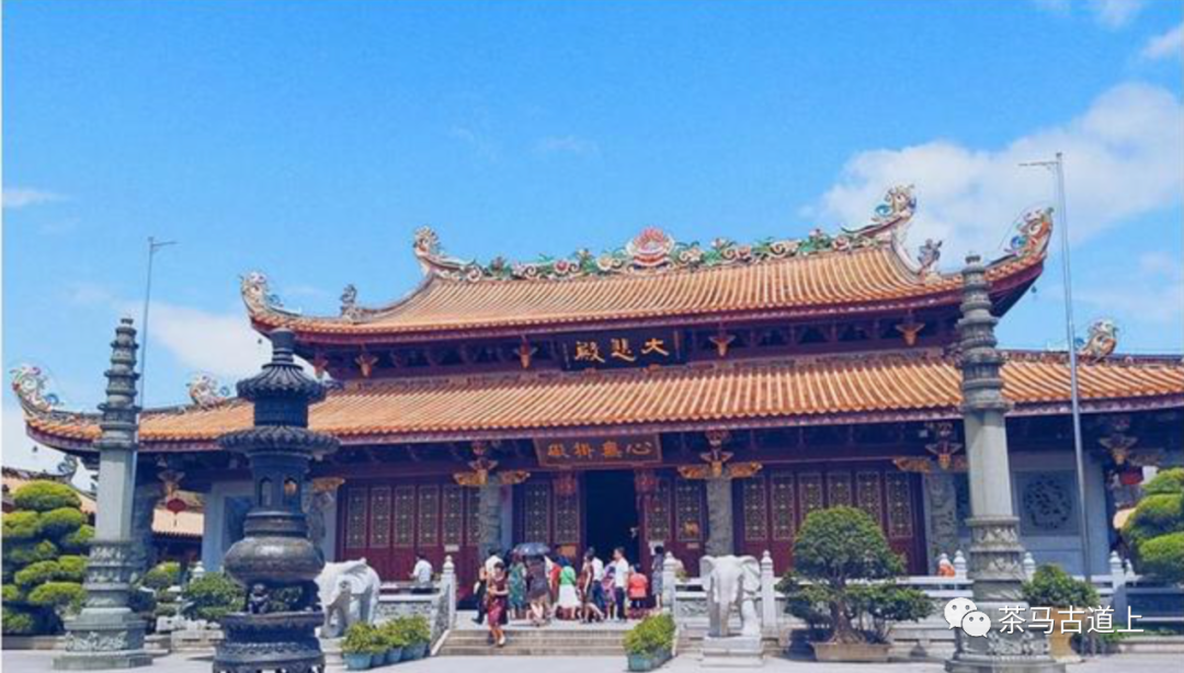 我们最先走进的是泉州开元寺它是一座创建于唐朝初年的佛寺,位于鲤城