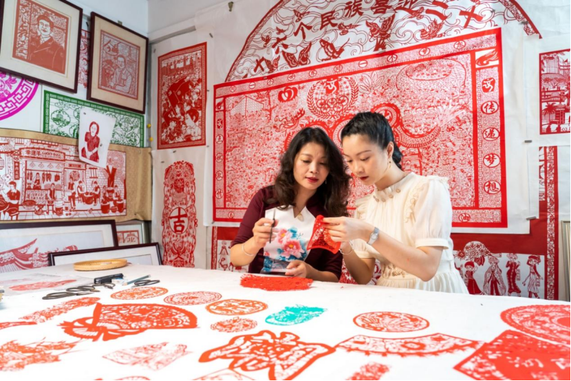 龙腾五洲,振兴中华 一一剪纸非遗传承人陈小燕,蔡昀颖母女迎甲辰龙年