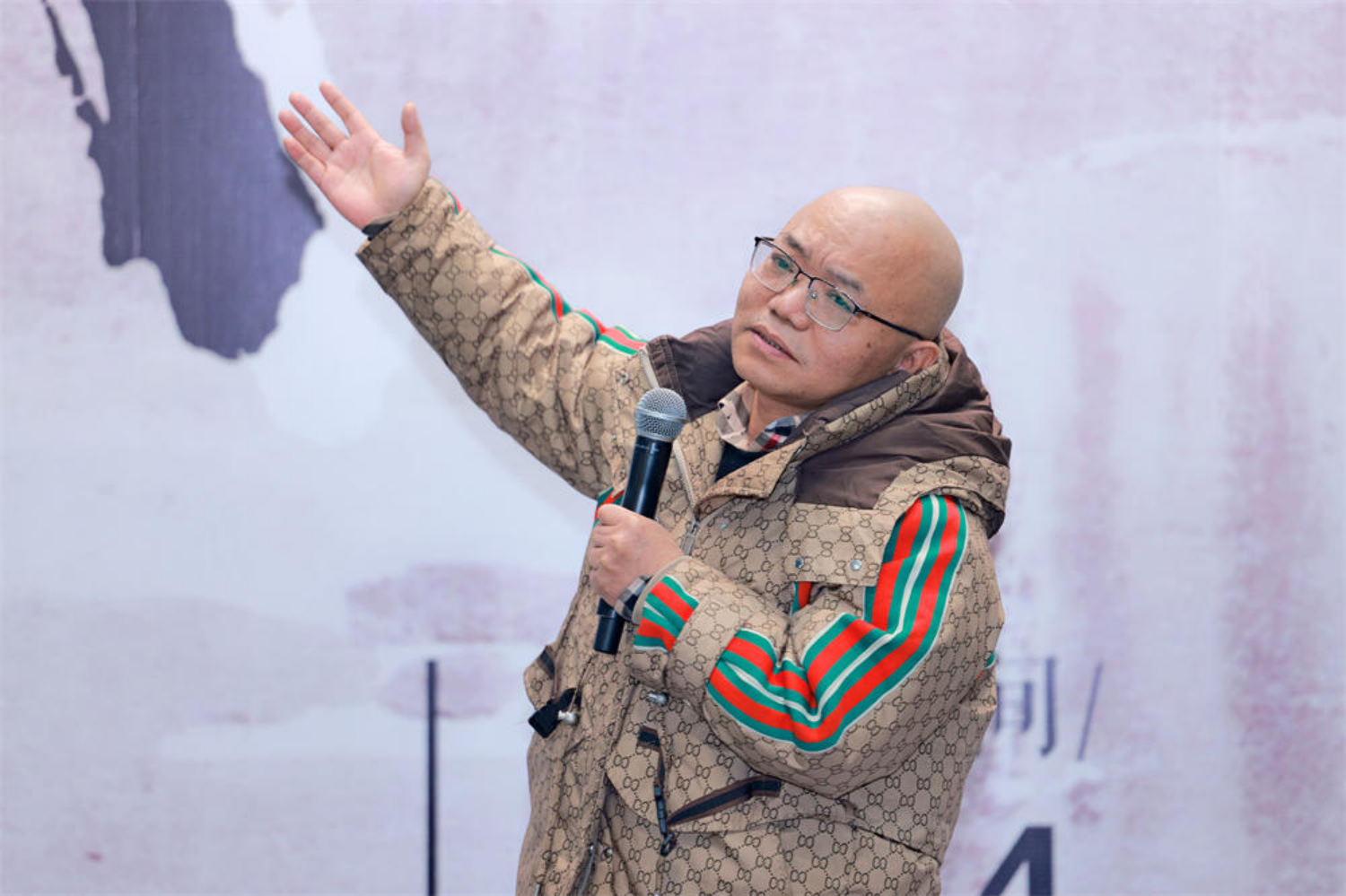 文轩美术馆以三千之外戴鹰水墨山水作品展回顾艺术家创作生涯