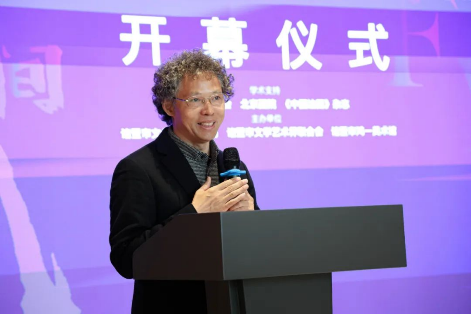 开幕报道天地间王琨油画作品展繁花间李江峰油画作品展