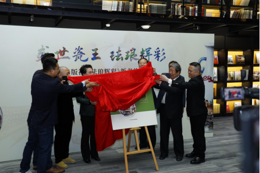 珐琅彩工艺这么多年最为满意的两件作品,也是让他倍感荣耀的两件作品