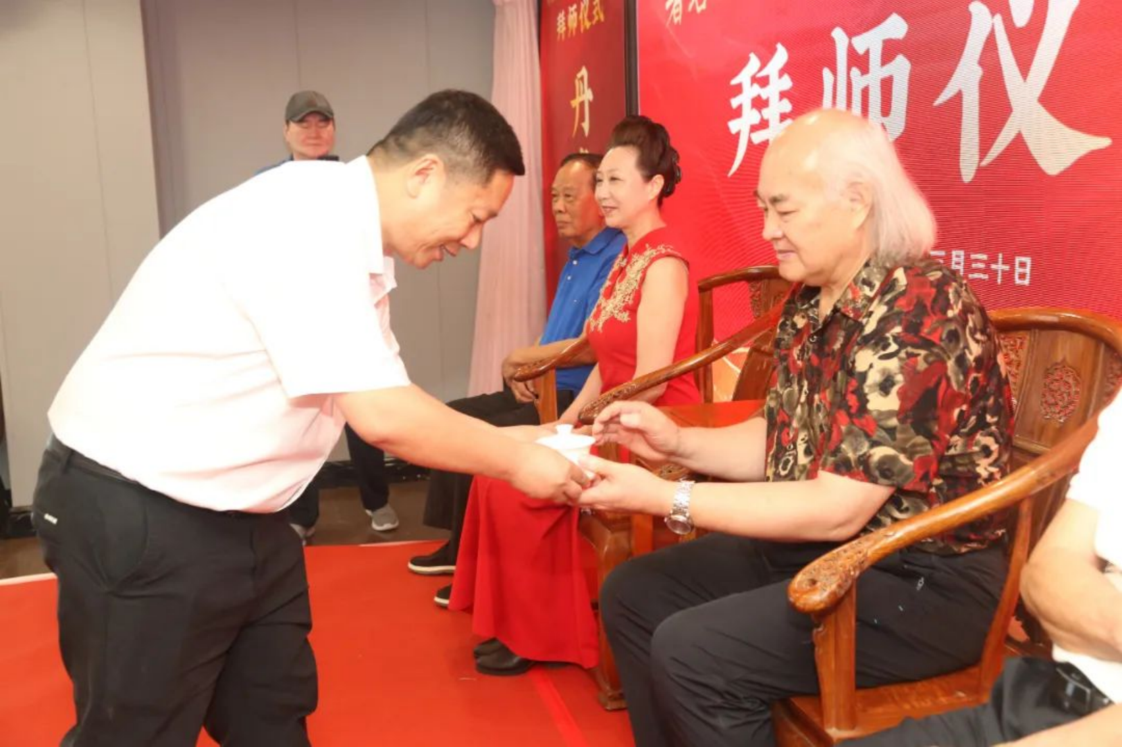 李辉拜师徐悲鸿先生的再传弟子,著名国画大师吴进良先生