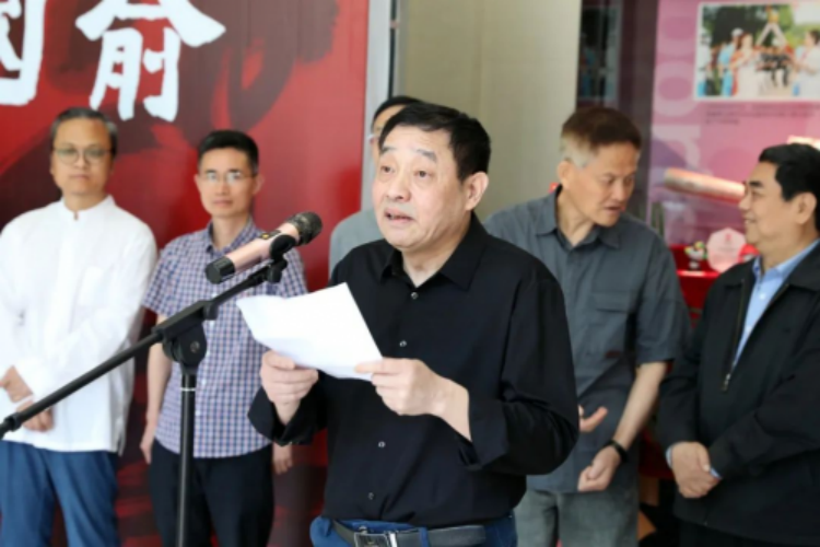 俞国儿老师致答谢词俞国儿老师向承办方赠送书法作品陈国阳先生宣布